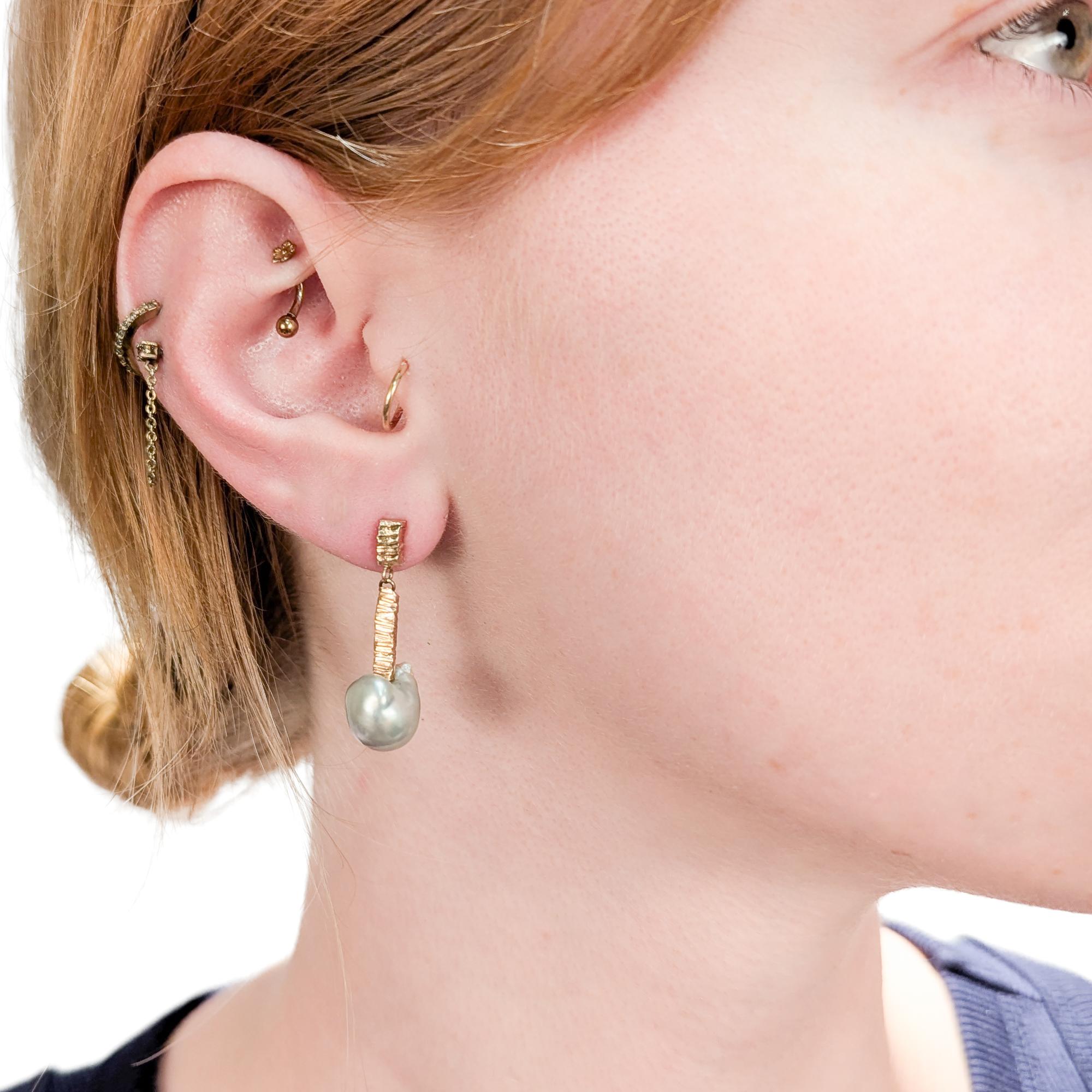Modernista Paio di orecchini brutalisti in oro 14K e perle barocche grigie in vendita