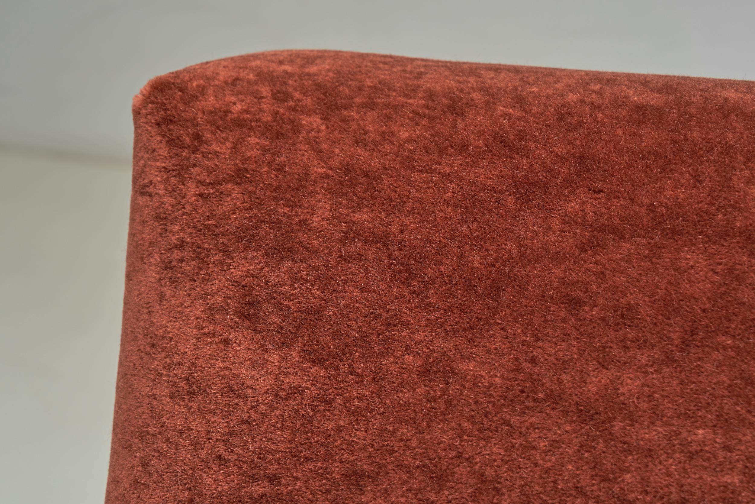 Pareja de Sillones Brutalistas Tapizados en Mohair Rojo, Francia Años 60 en venta 6
