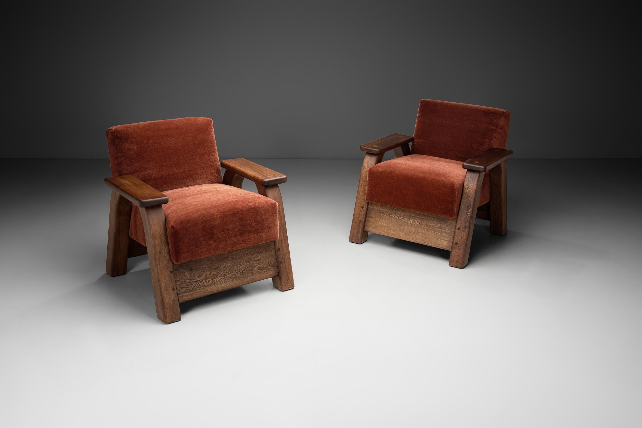 Esta pareja de sillones franceses Brutalistas de los años 60 ejemplifica el carácter audaz y arquitectónico del movimiento, en el que la materialidad bruta y la forma escultórica primaban sobre la ornamentación. Surgido como respuesta a la