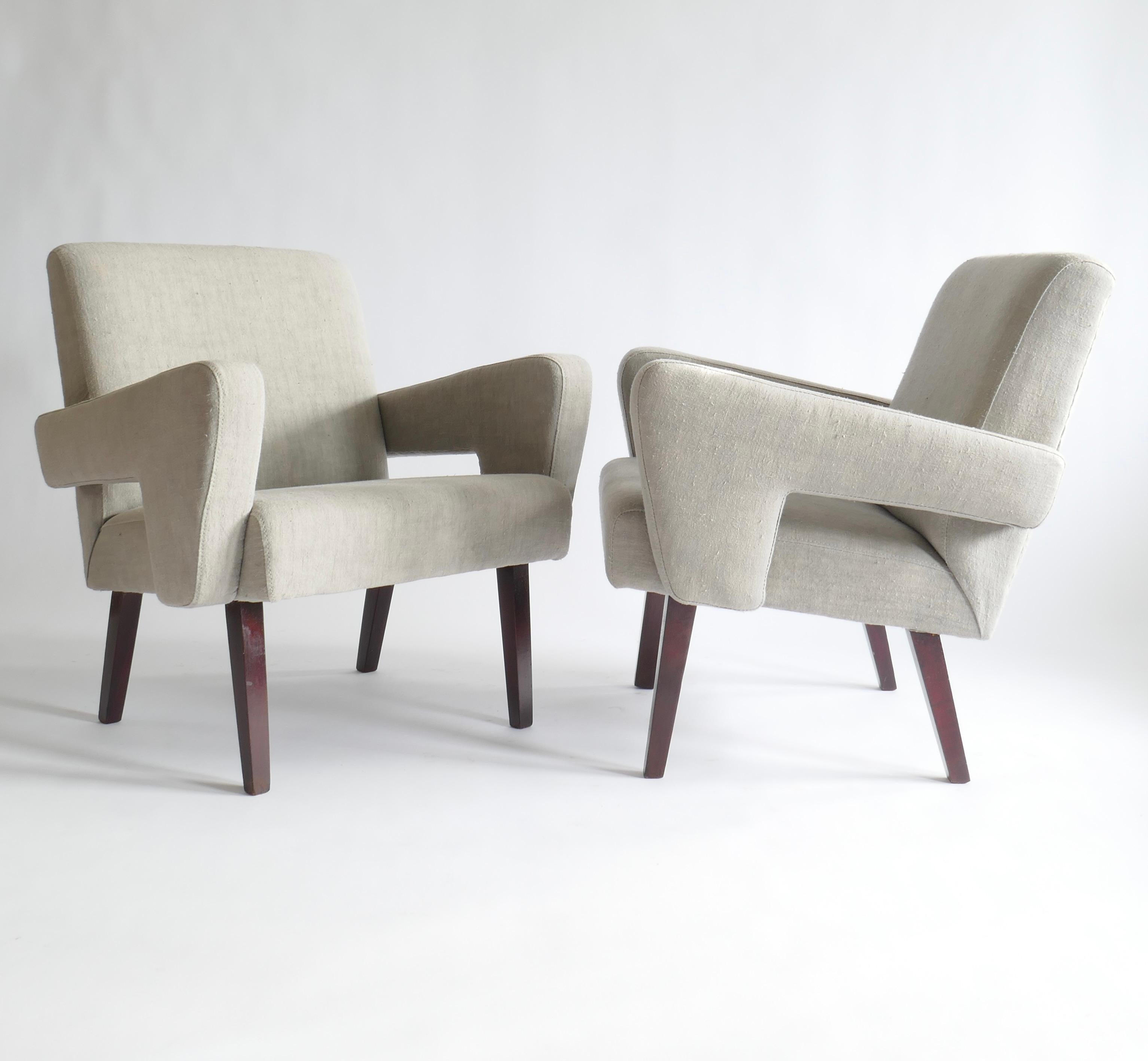Pair of Brutalist Armchairs Upholstered in Vintage French Light Grey Linen 1970s For Sale 3