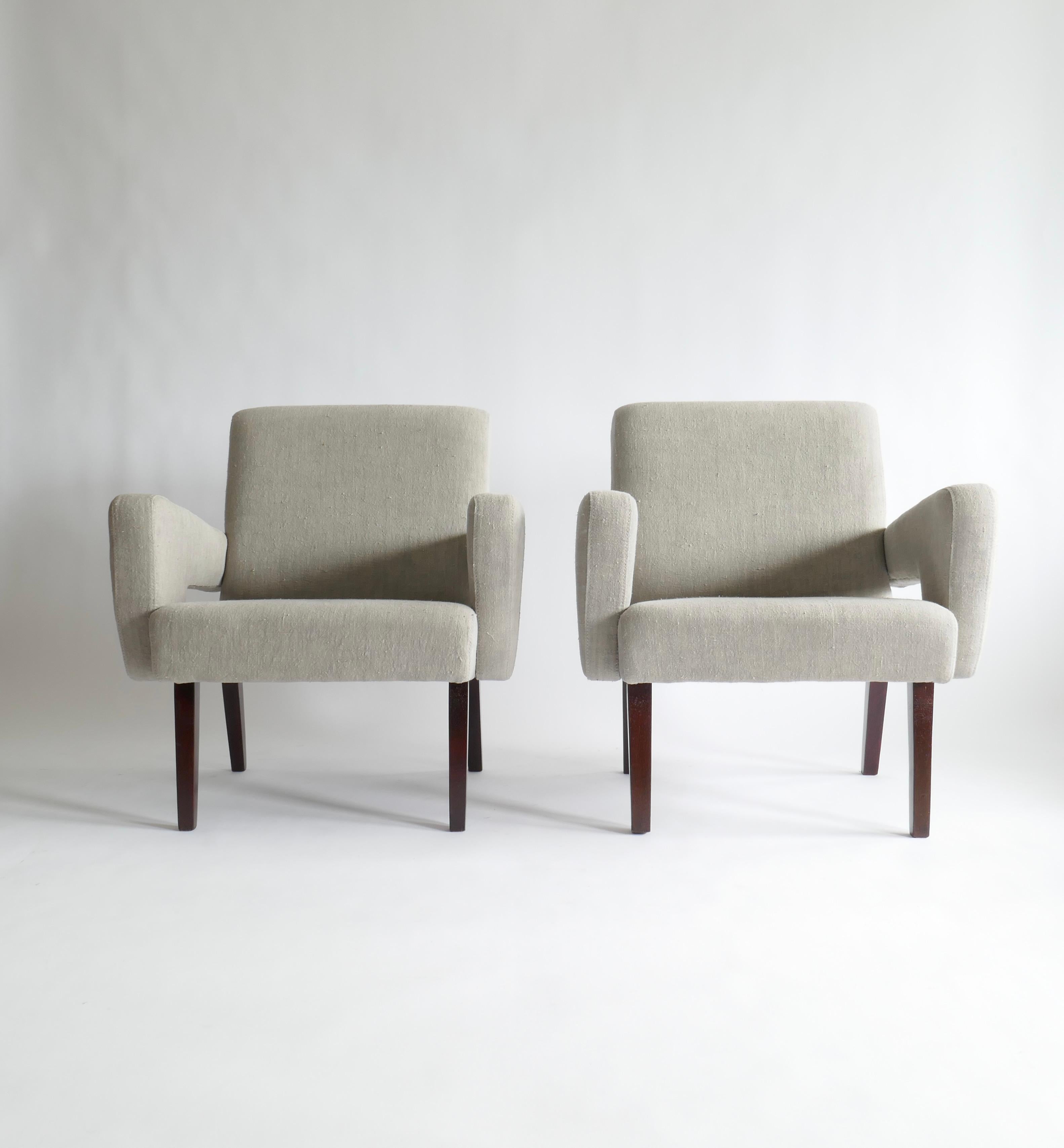 Mid-Century Modern Pair of Brutalist Armchairs Upholstered in Vintage French Light Grey Linen 1970s For Sale