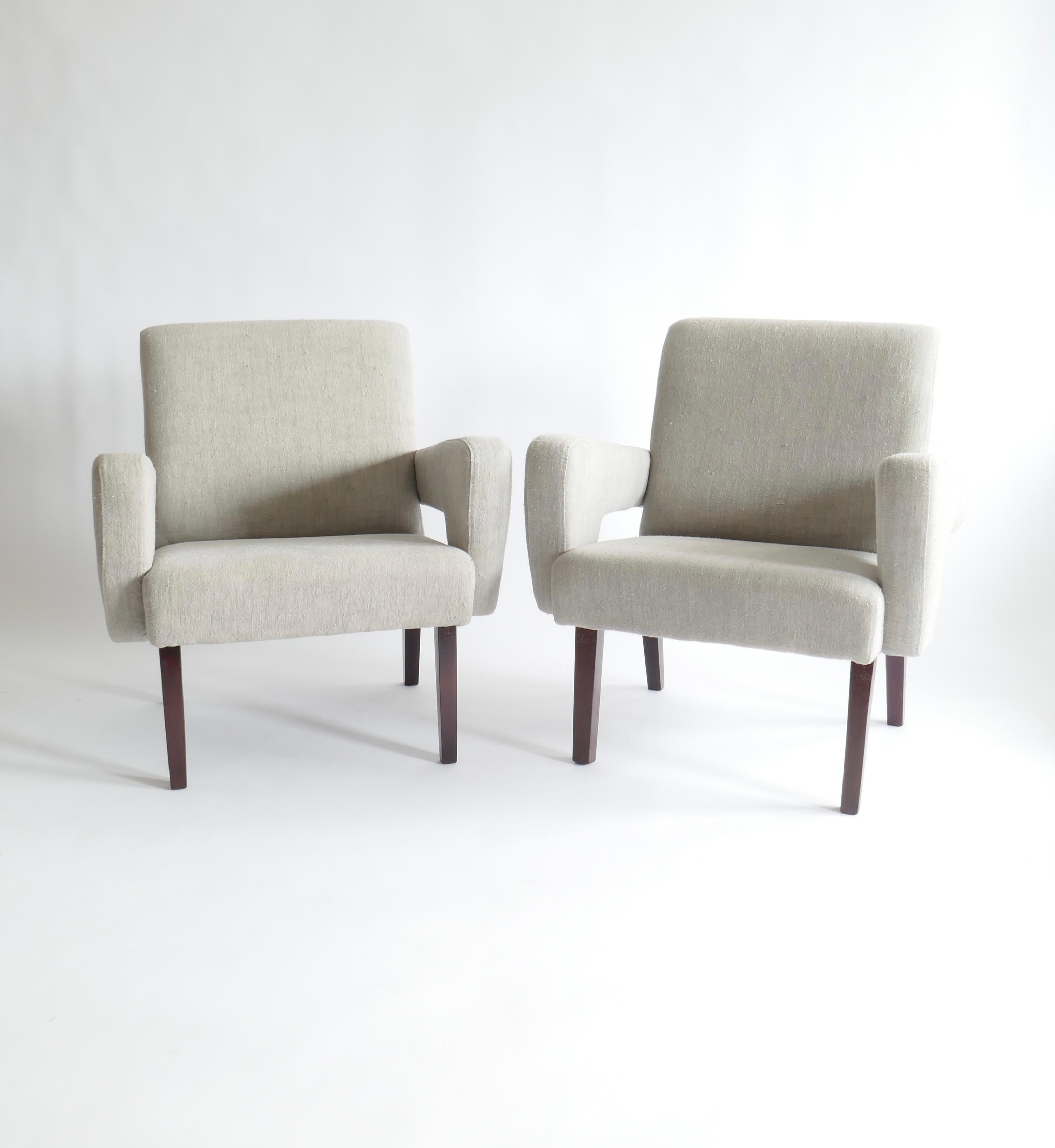 Italian Pair of Brutalist Armchairs Upholstered in Vintage French Light Grey Linen 1970s For Sale