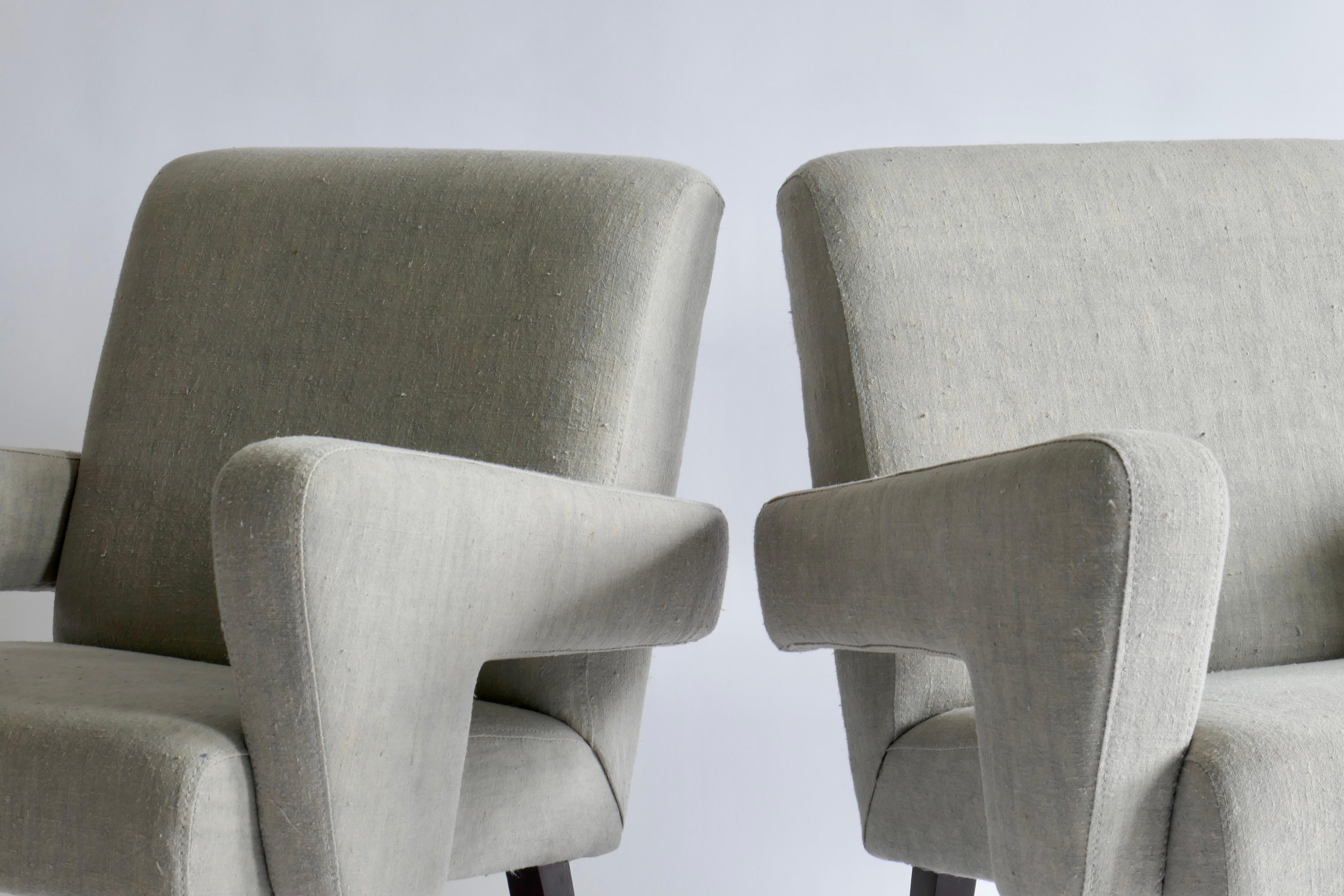 Pair of Brutalist Armchairs Upholstered in Vintage French Light Grey Linen 1970s In Good Condition For Sale In London, GB