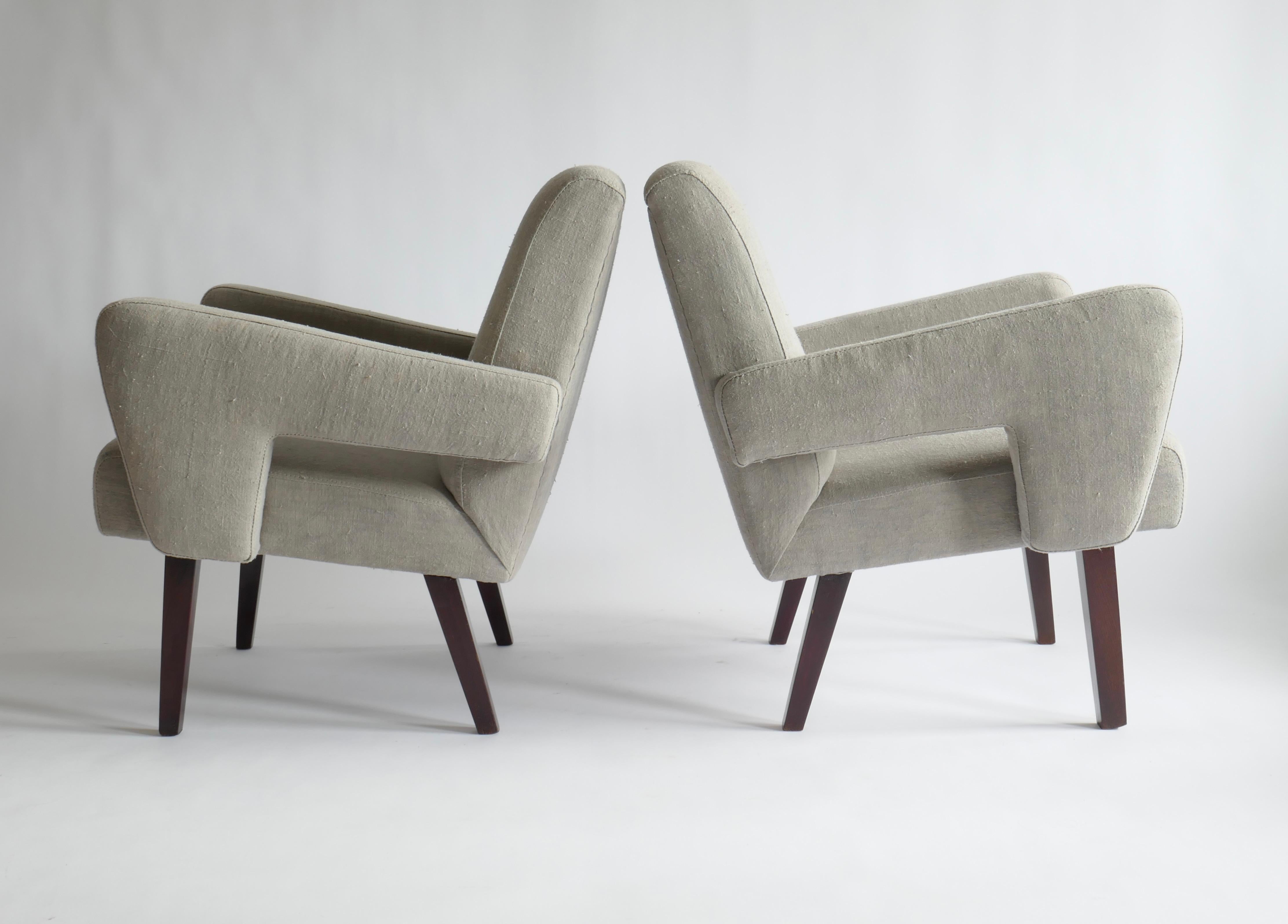 Late 20th Century Pair of Brutalist Armchairs Upholstered in Vintage French Light Grey Linen 1970s For Sale