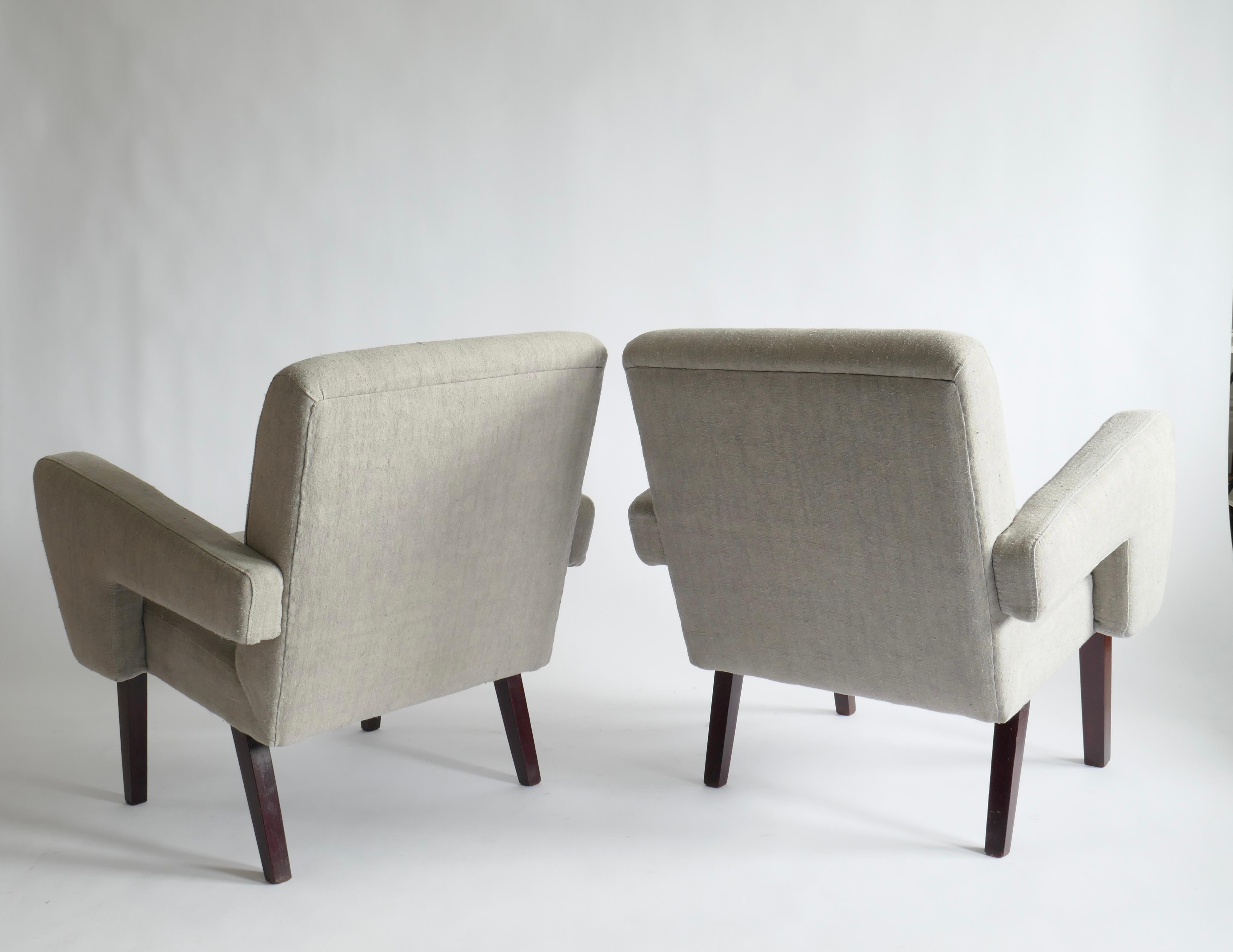 Tissu Paire de fauteuils brutalistes tapissés en lin gris clair français vintage, années 1970 en vente