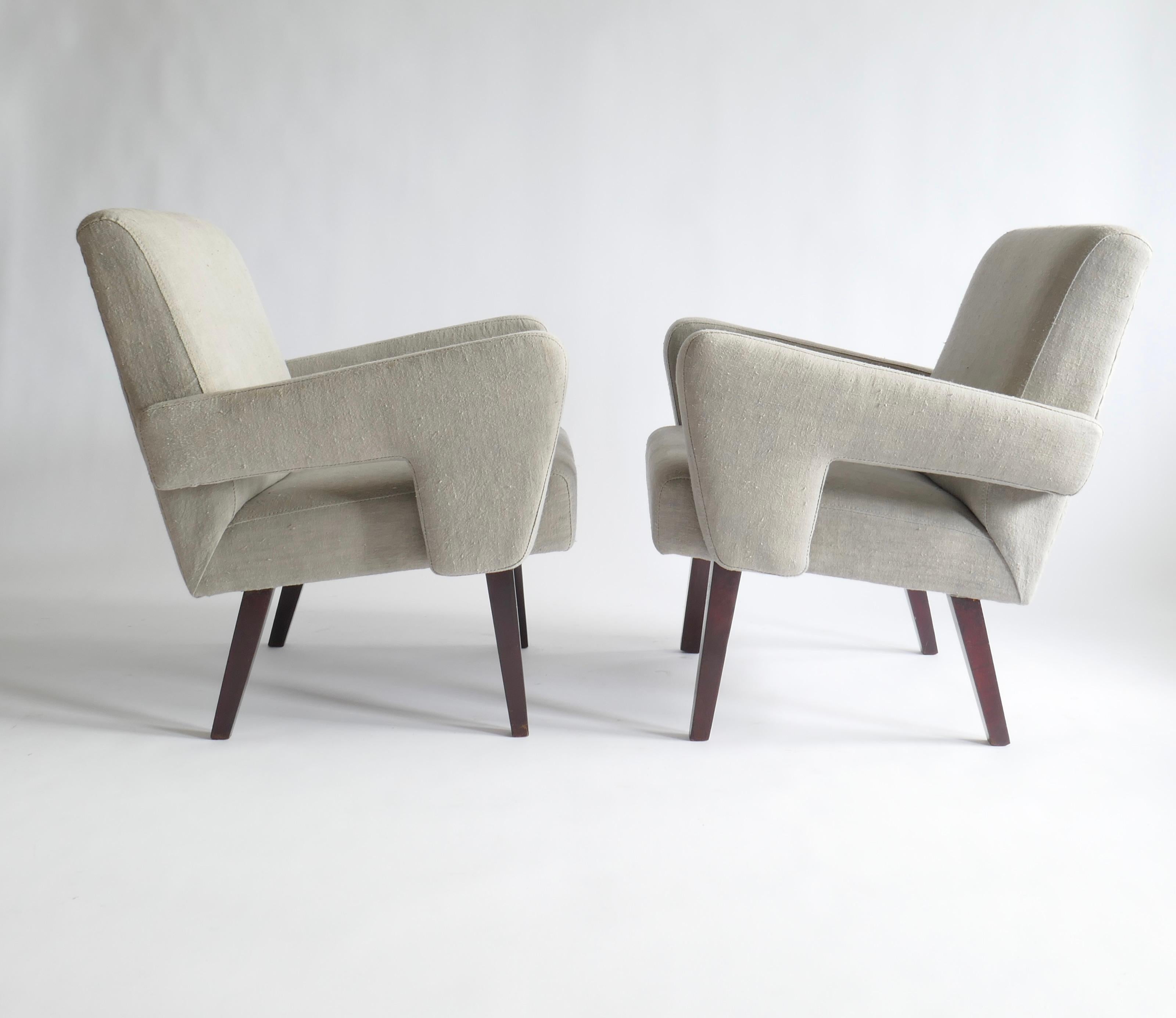Pair of Brutalist Armchairs Upholstered in Vintage French Light Grey Linen 1970s For Sale 2