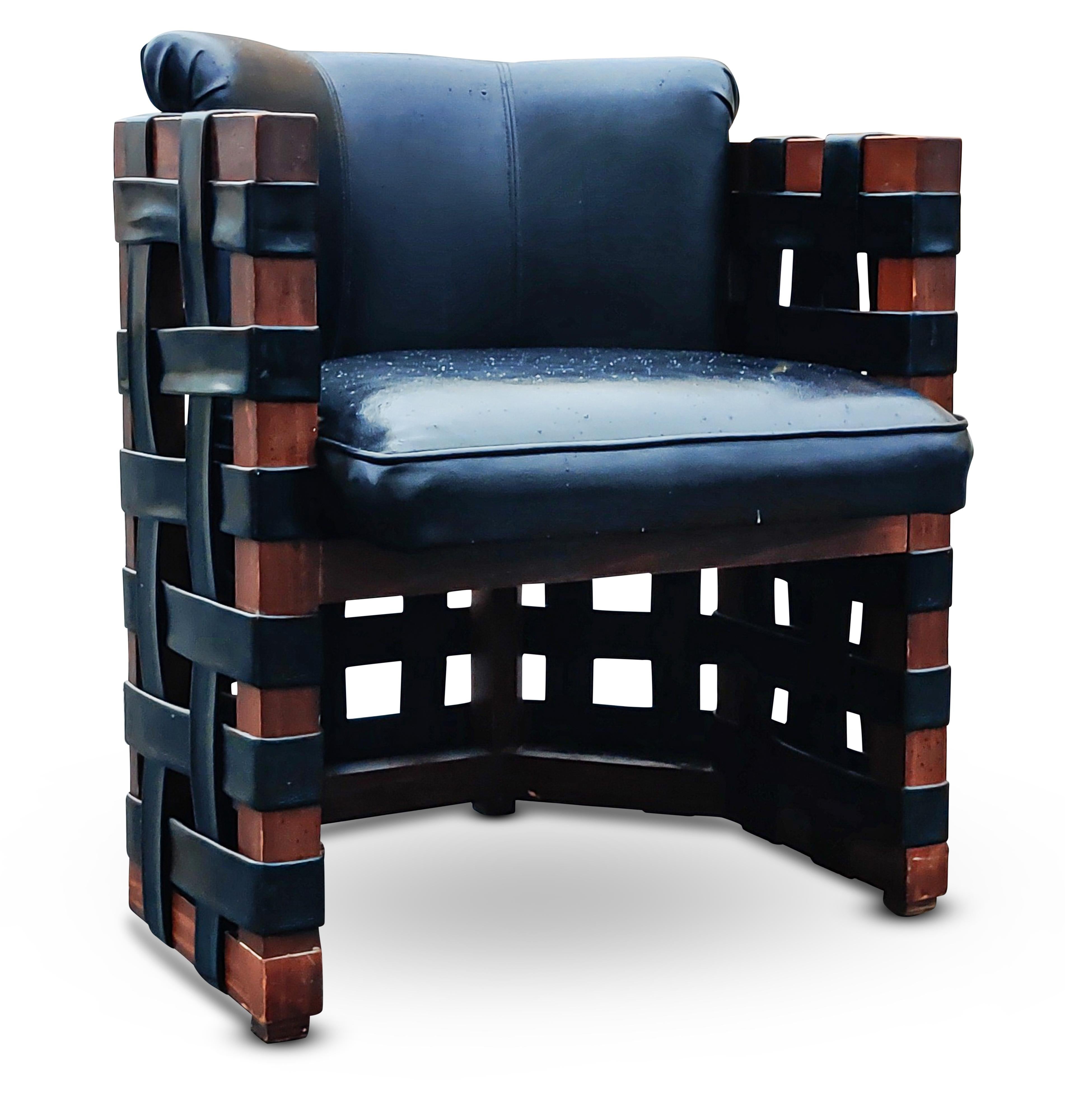 Paire de fauteuils brutalistes avec cadres en bois avec sangles en similicuir tissé, vers les années 1960  en vente 2