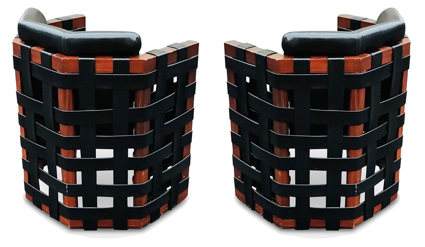 Une belle paire de chaises des années 1960 dans le style Brutalist américain. Chaque chaise est dotée de lourdes sangles en similicuir tissé, montées sur un cadre en bois teinté de forme géométrique, supportant une assise et un dossier originaux.