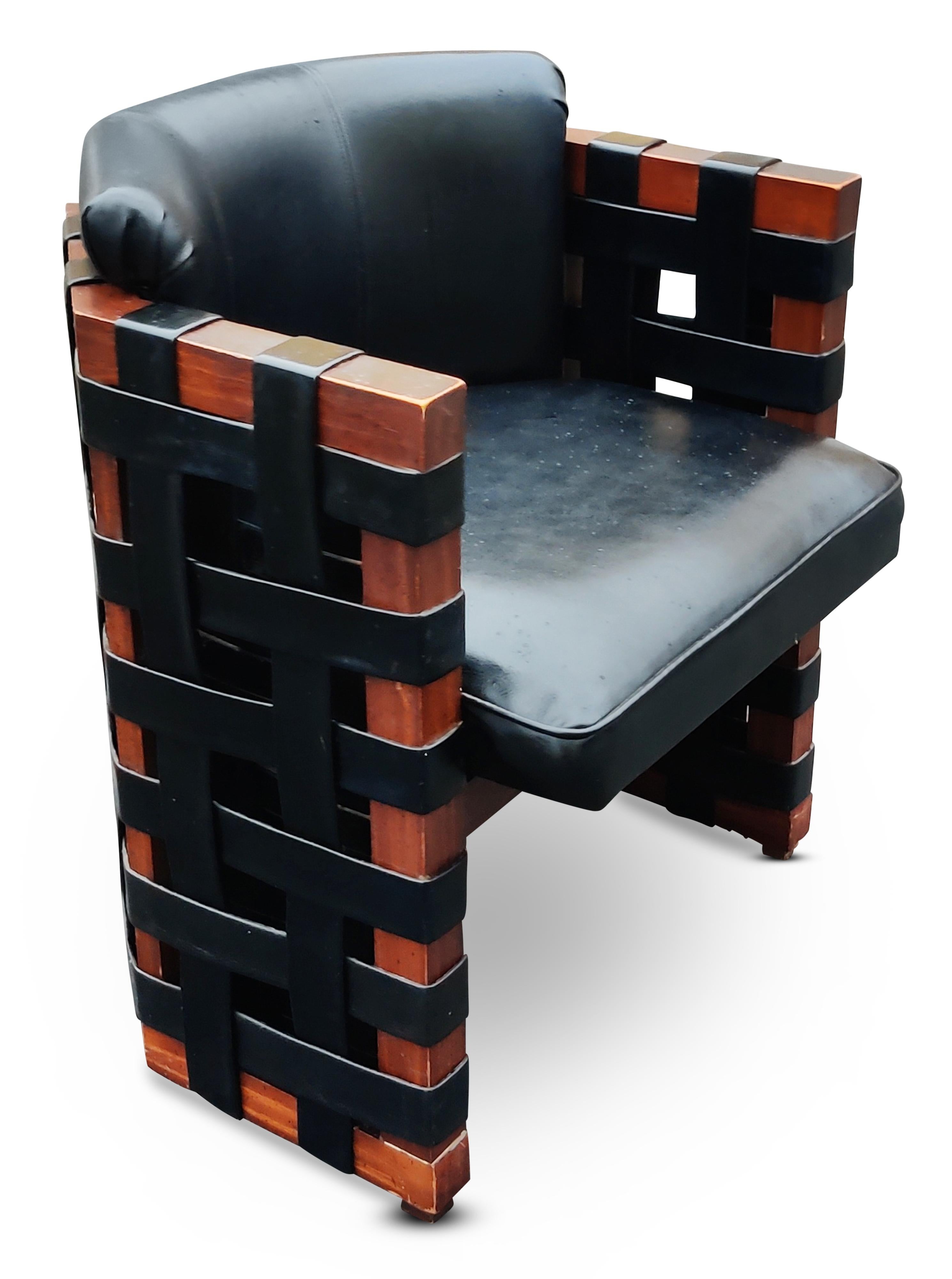 Milieu du XXe siècle Paire de fauteuils brutalistes avec cadres en bois avec sangles en similicuir tissé, vers les années 1960  en vente