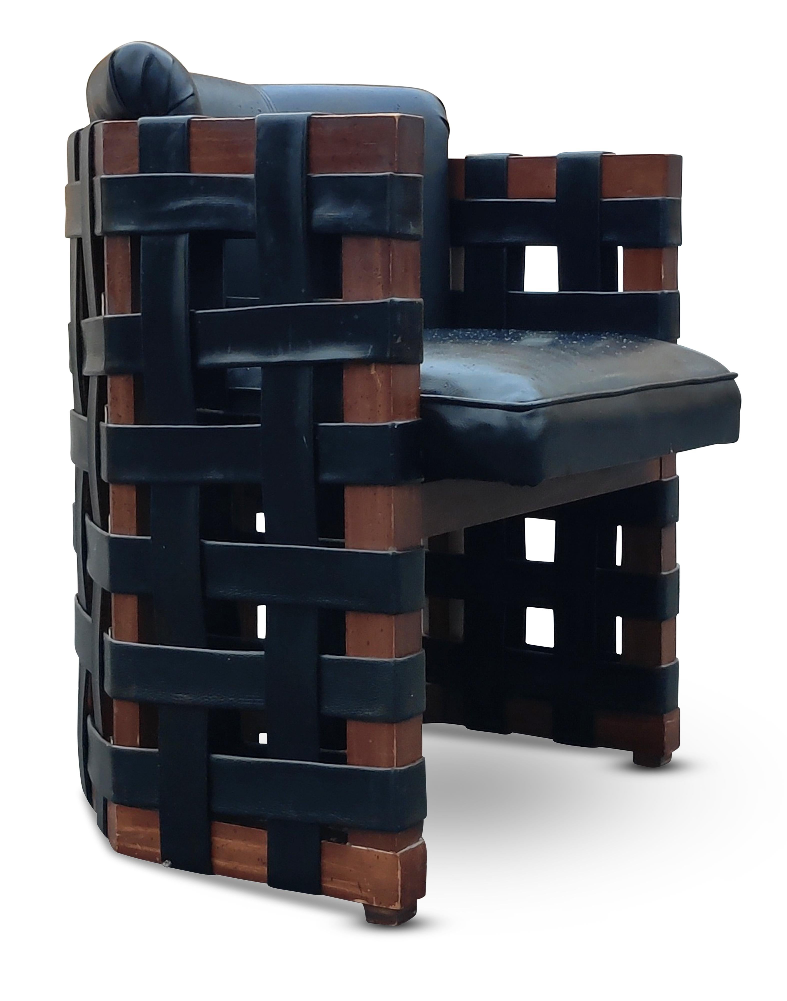 Paire de fauteuils brutalistes avec cadres en bois avec sangles en similicuir tissé, vers les années 1960  en vente 1