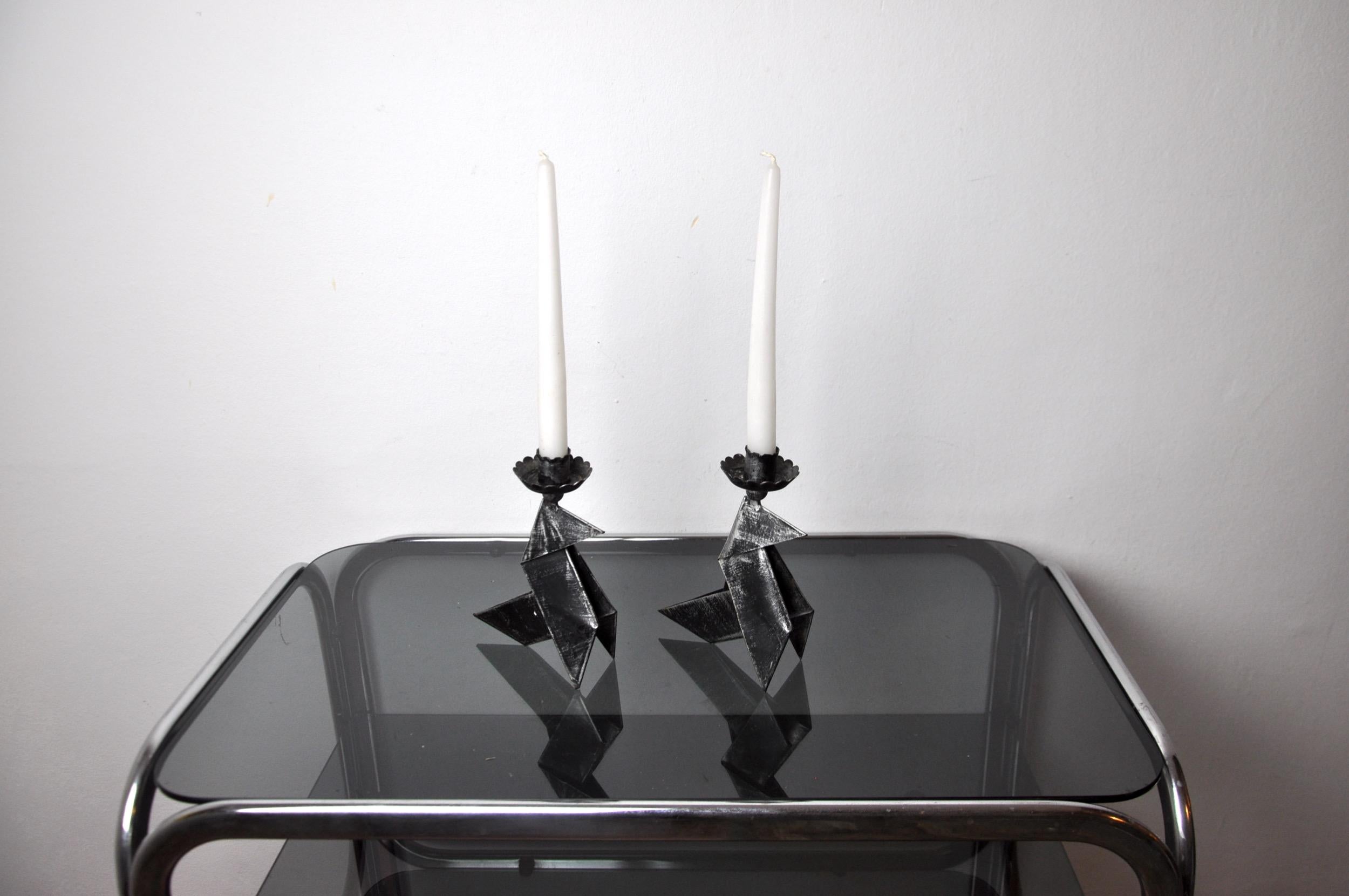 Sehr schönes Paar schmiedeeiserner Kerzenständer, die zwei Vögel darstellen, entworfen und hergestellt in Dänemark in den 1970er Jahren. Struktur aus schwarzem Schmiedeeisen. Hervorragende Design-Objekte, die als Volkskunst bezeichnet werden und Ihr