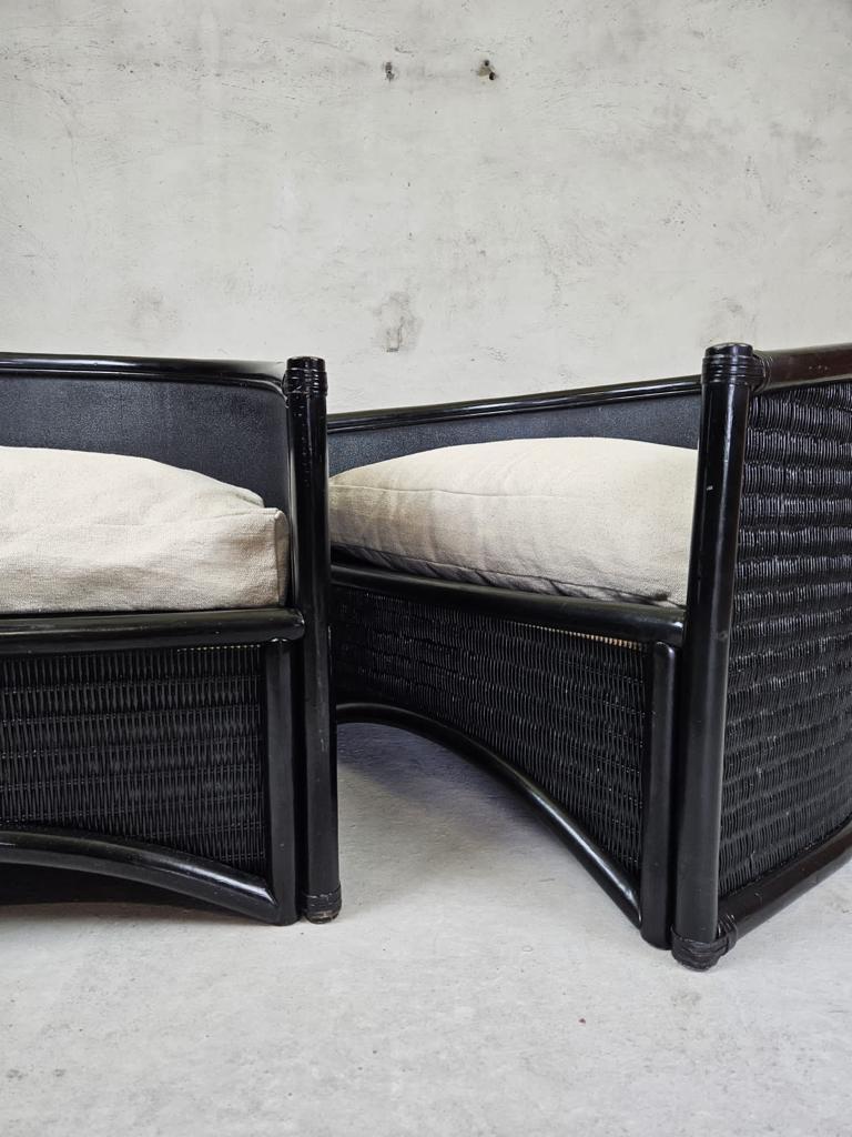 Paar brutalistische Loungesessel aus schwarzem Rattan (Französisch) im Angebot