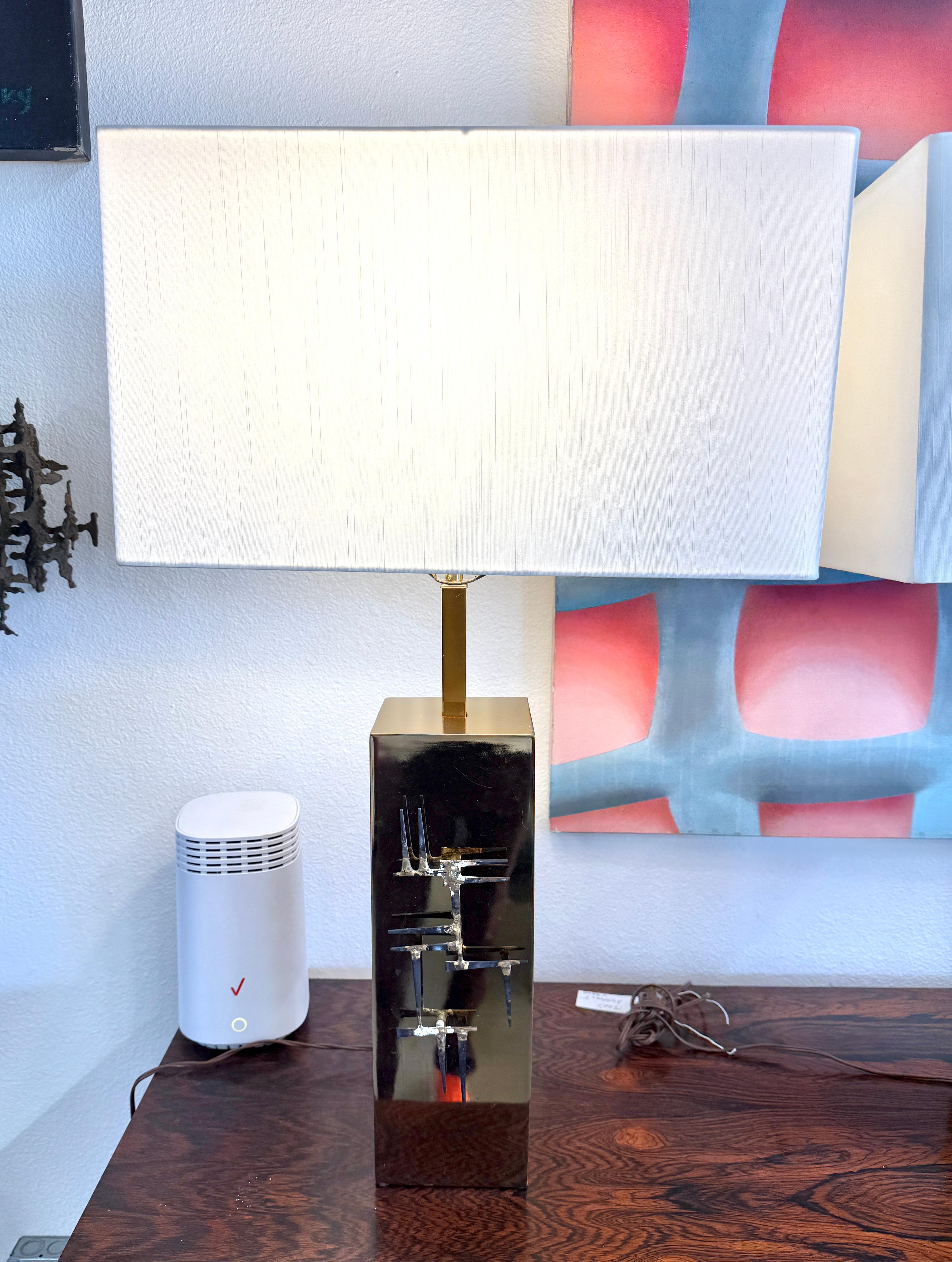 Coppia di lampade brutaliste in ottone con chiodi di Laurel Lamp in vendita 9