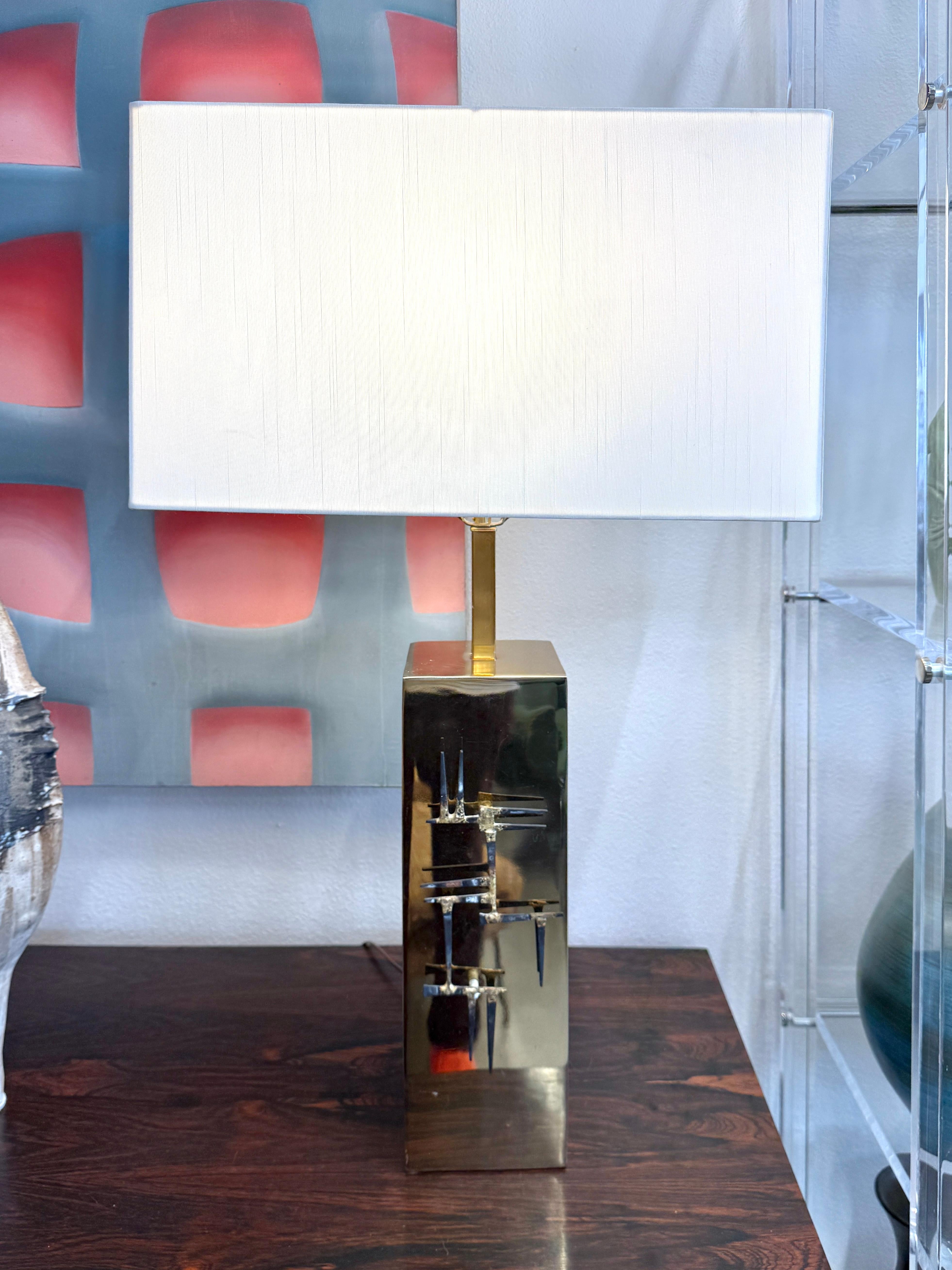 Coppia di lampade brutaliste in ottone con chiodi di Laurel Lamp in vendita 10
