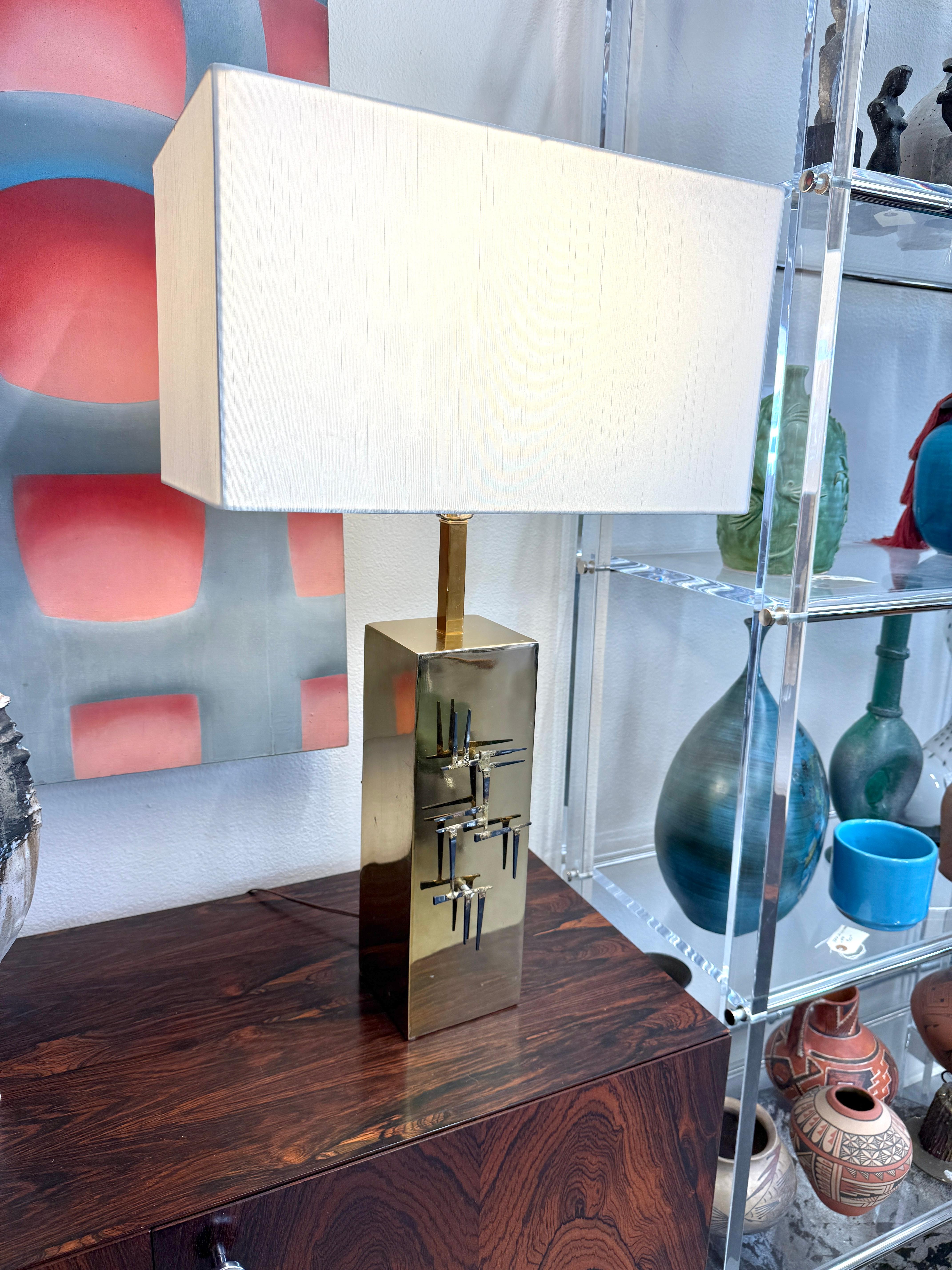 Coppia di lampade brutaliste in ottone con chiodi di Laurel Lamp in vendita 11