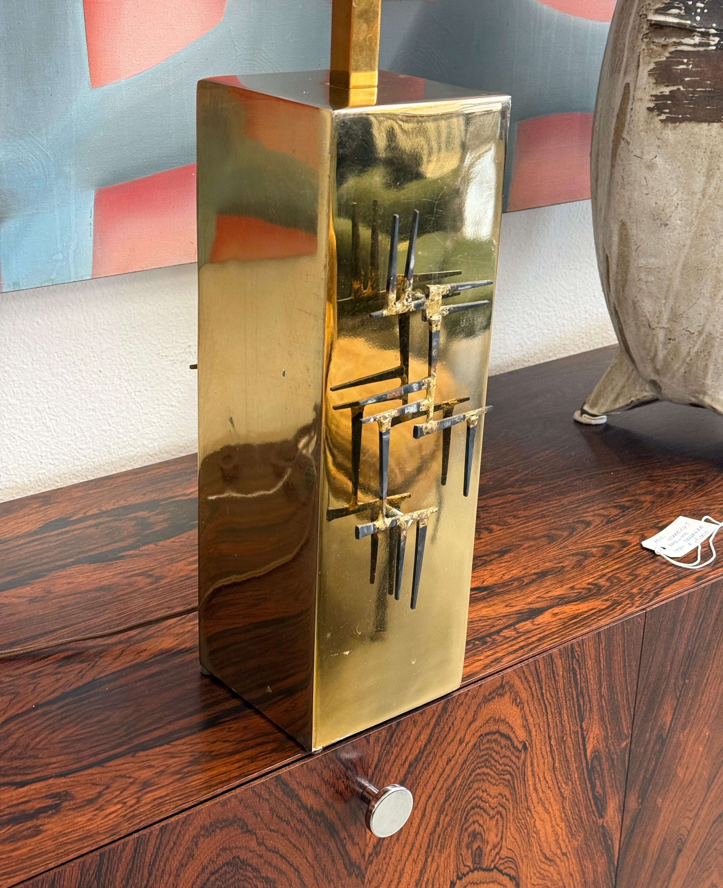 Fatto a mano Coppia di lampade brutaliste in ottone con chiodi di Laurel Lamp in vendita