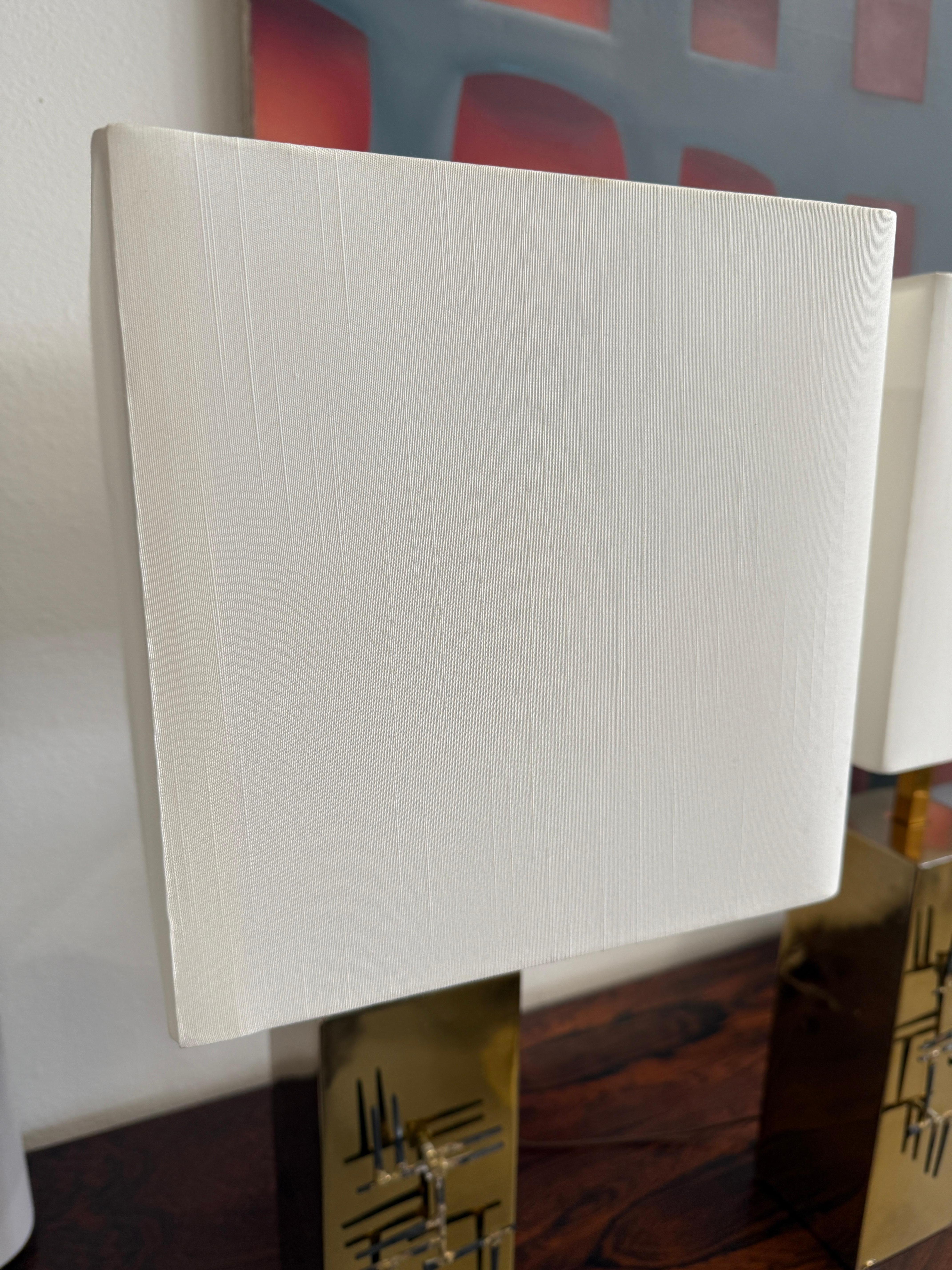 Coppia di lampade brutaliste in ottone con chiodi di Laurel Lamp in vendita 1