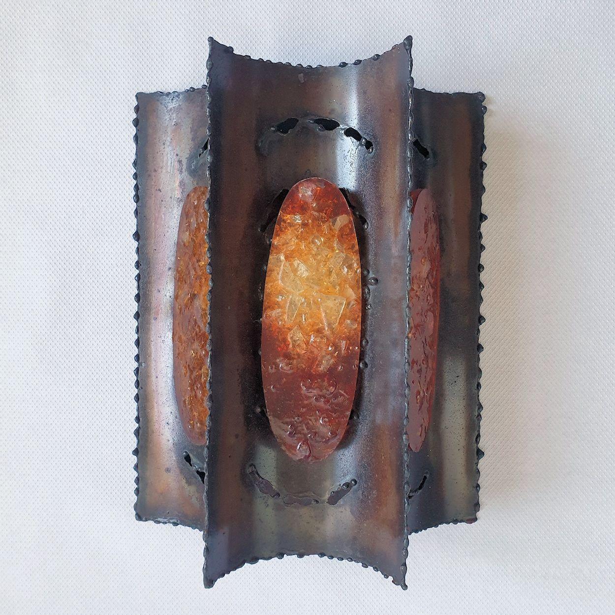Coppia di appliques vintage in ottone trattato con acido, stile brutalista, Francia anni '60.
Le applique Mid Century Modern sono dotate di 3 elementi in lucite ambrata che, una volta accesi, illuminano l'applique con una luce calda. Gli elementi in