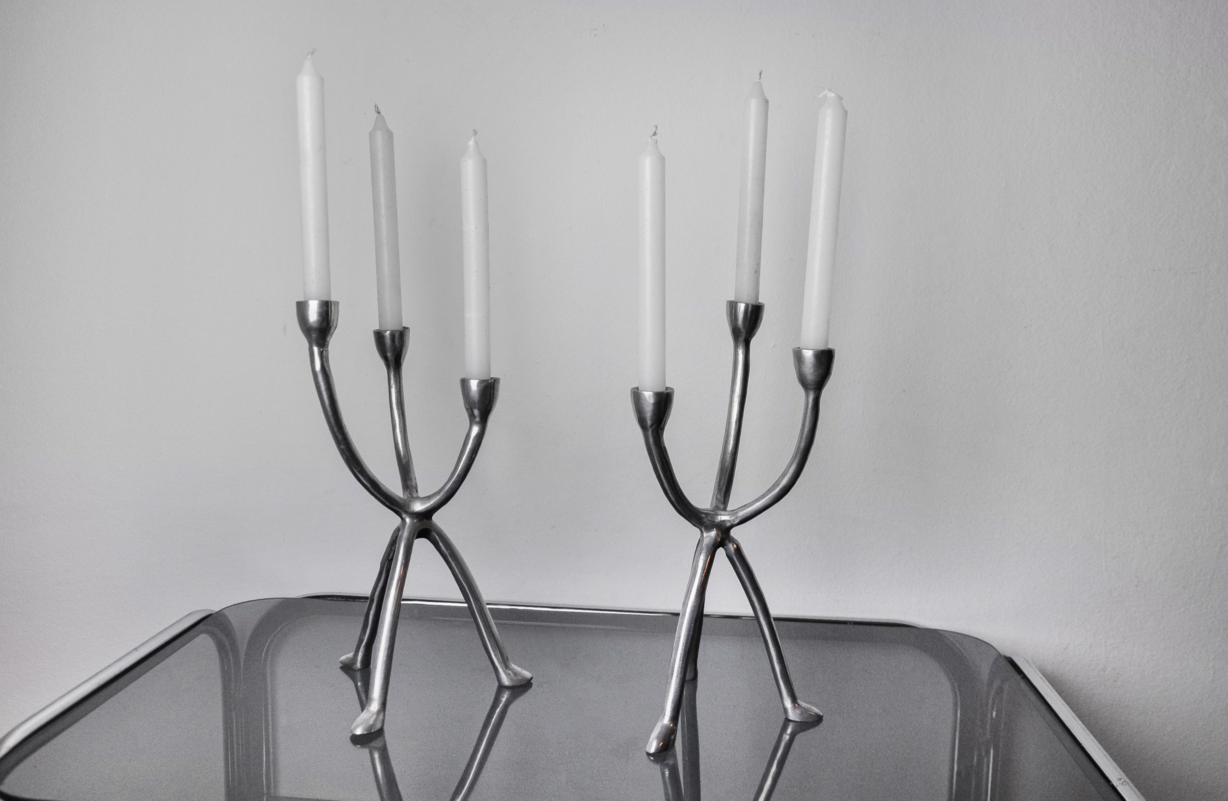 Very beautiful pair of scandinavian candle holders designed and produced in denmark in the 1970s.

Aluminum structure composed of three arms.

Superb design objects that will decorate your interior perfectly.


