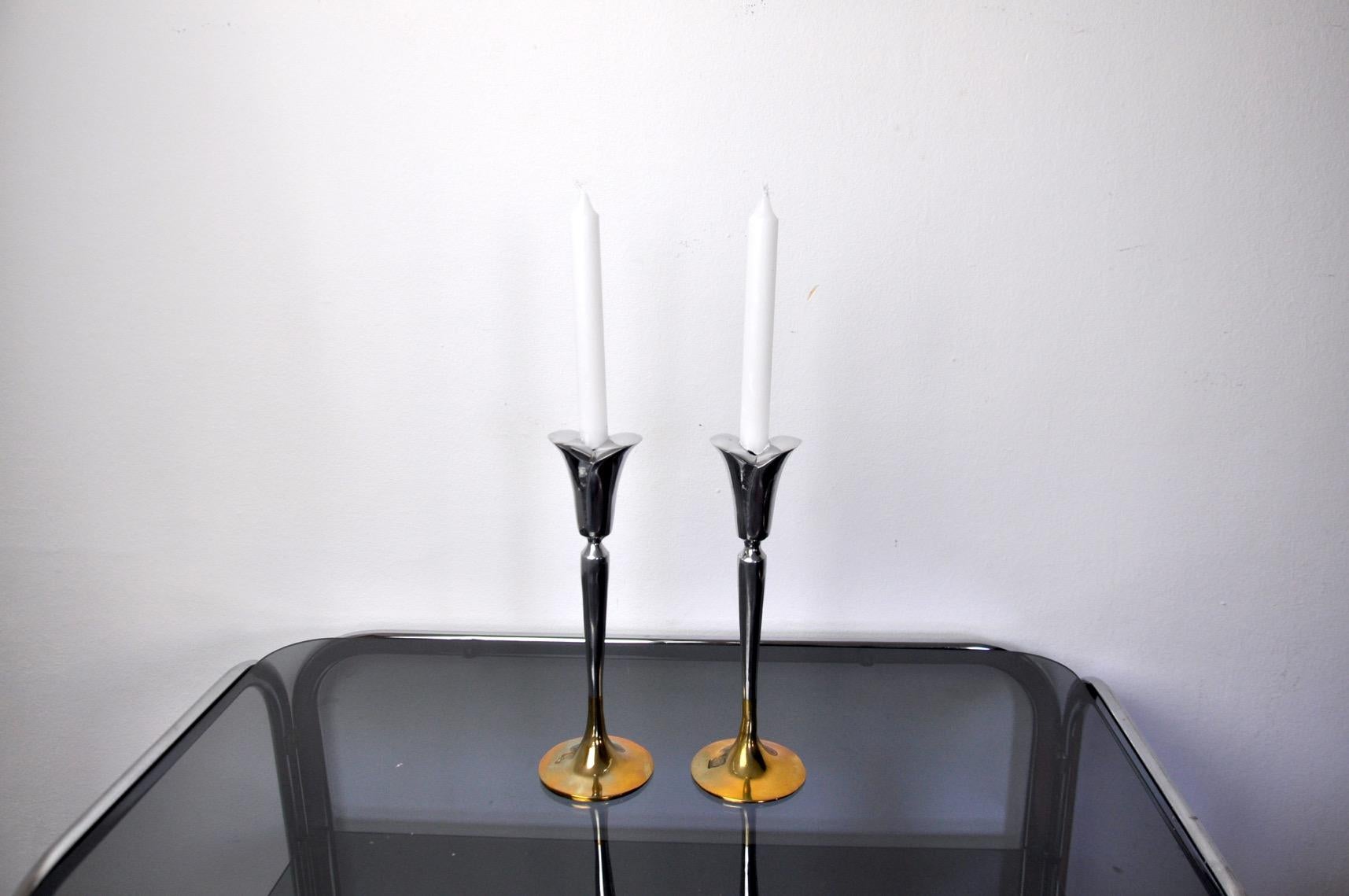 Very nice pair of Brutalist candlesticks designed and produced by art3 spain in spain in the 1970s. Two signed aluminum and gilt metal structures and a base protected by a leather underside. Unique objects that will decorate wonderfully and bring a