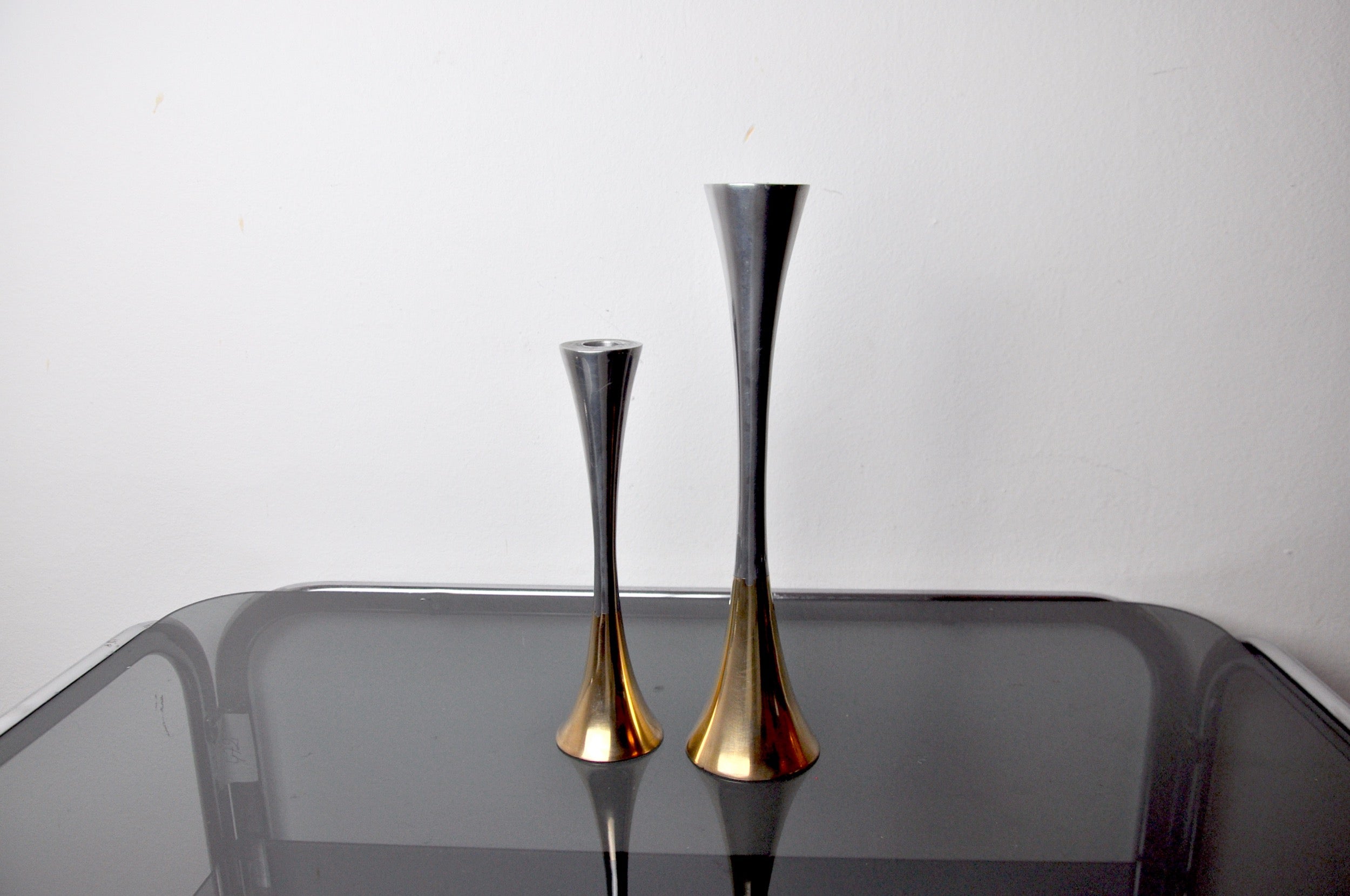 Rare and superb pair of Brutalist candlesticks designed and made by the artist David Marshall in the 80s, Spain.
Structure in brass and aluminium.
A true work of art and design object that will decorate your home perfectly.
Time ref: 893.
Candle