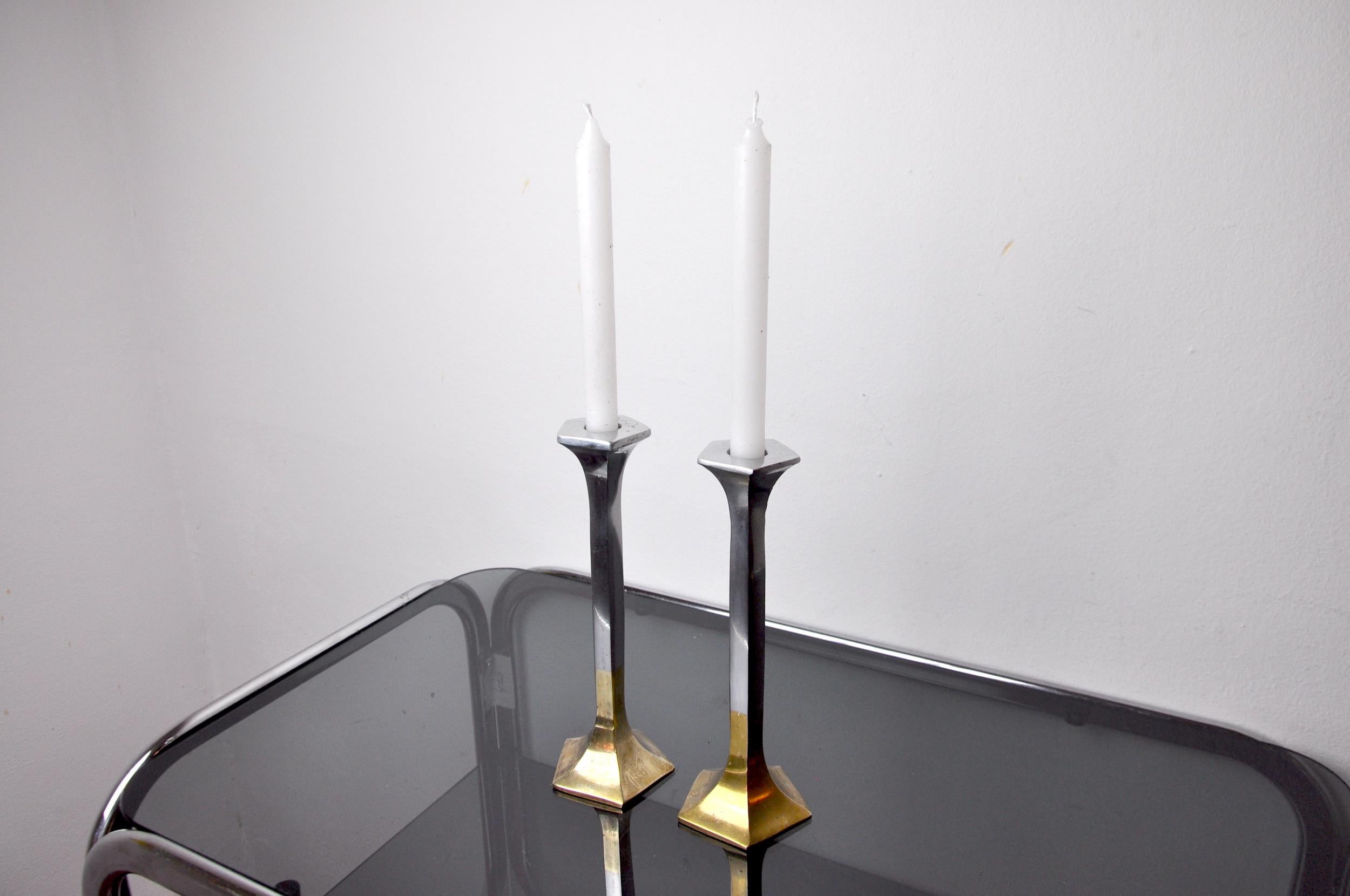 Rare and superb pair of Brutalist candlesticks designed and made by the artist David Marshall in the 80s, spain.

Structure in brass and aluminum.

Design objects that will decorate your interior perfectly.

Ref: 944.