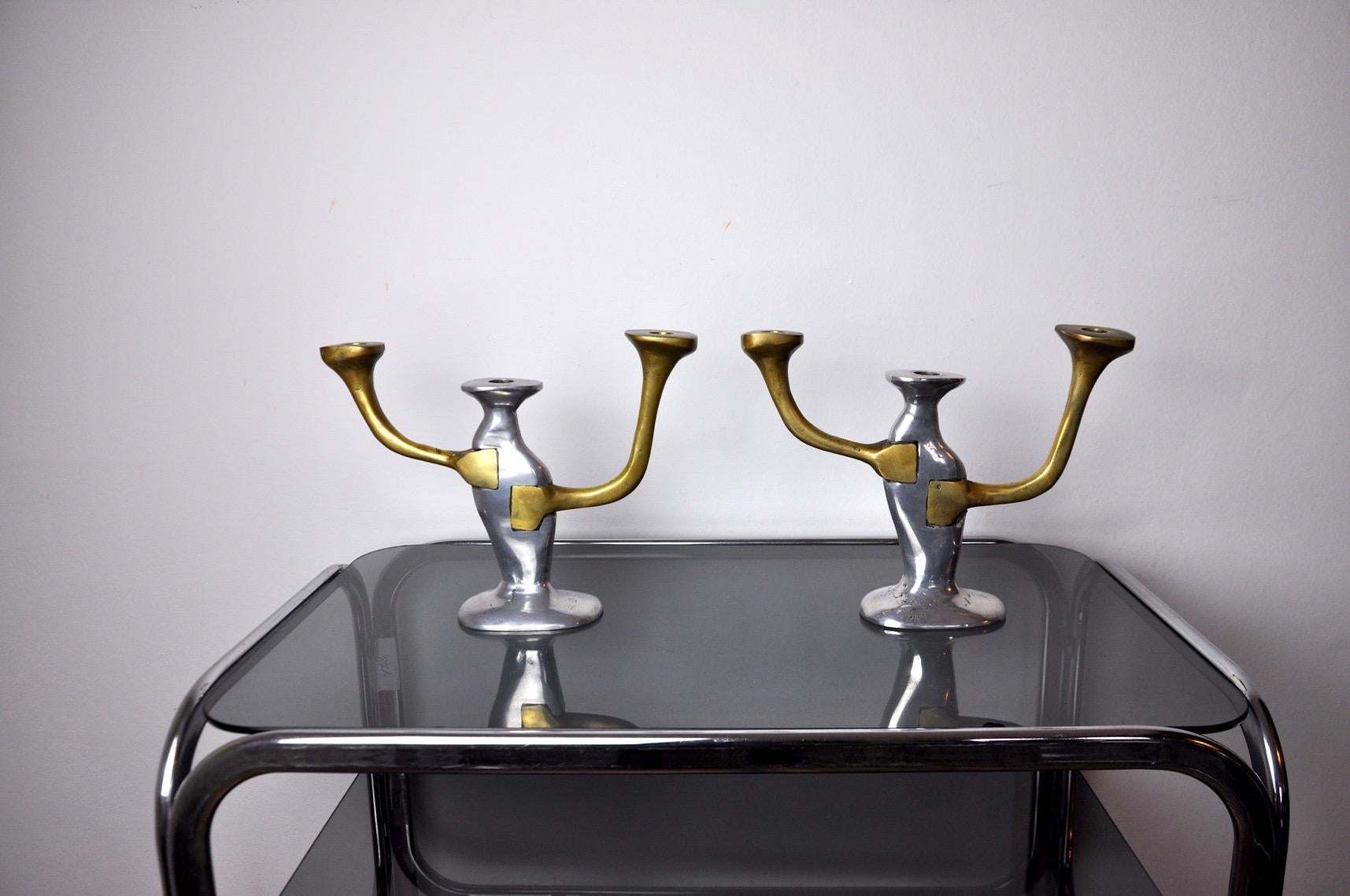 Rare and superb pair of Brutalist candlesticks designed and made by artist david marshall in the 80s, spain. Brass and aluminum structure. A true work of art and design object that will decorate your interior wonderfully. Very nice patina. 

 