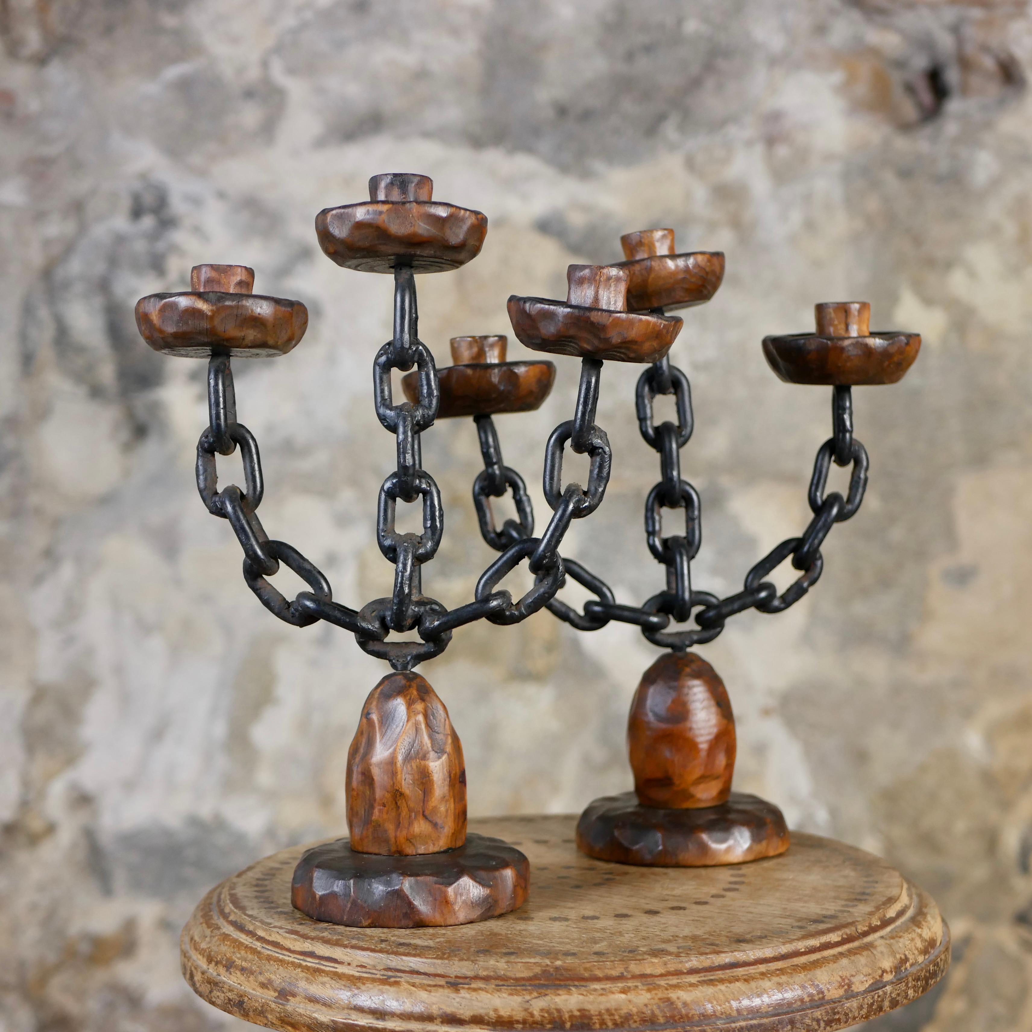 Adorable pair of brutalist candlesticks made in Spain in the 1970s, in wrought iron chains and wood, for 3 candles.
Overall good condition, traces of use.
Dimensions : H32, D11, W26