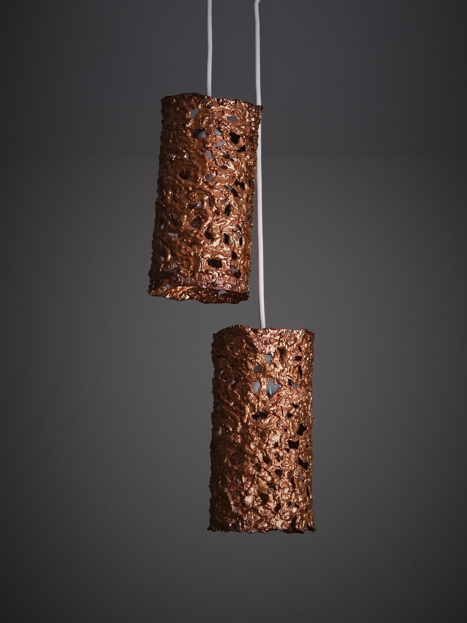 Dos lámparas de techo diseñadas por Aimo Tukiainen en Finlandia durante la segunda mitad del siglo XX. 

Fabricado en cobre con agujeros sopleteados. 