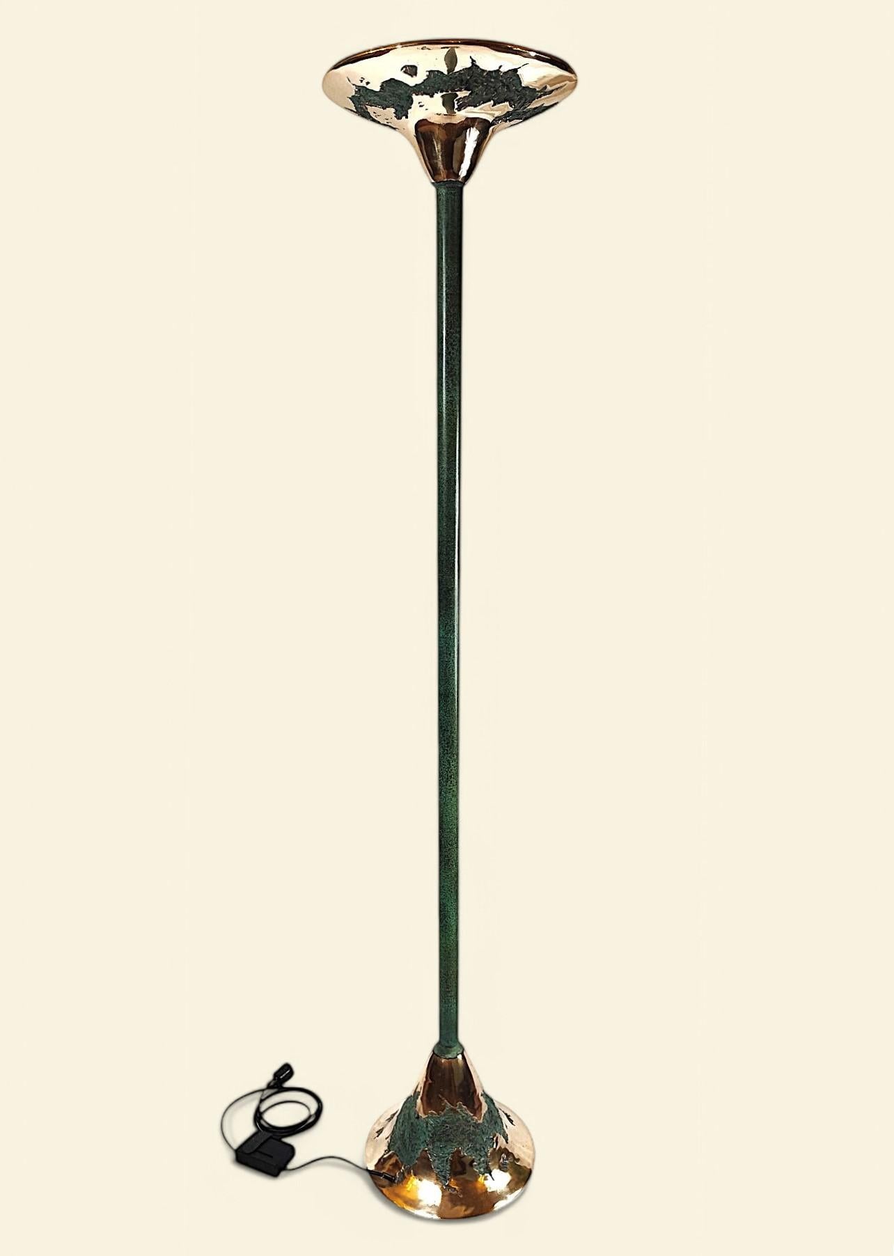 Excepcional pareja de lámparas de pie Brutalistas de bronce de Maison Valenti, de los años 70-80. 

Estas grandes lámparas de pie tienen un tallo de bronce con pátina de verdigris y dos tazas/vasos de bronce pulido con pátina de verdigris Motivos