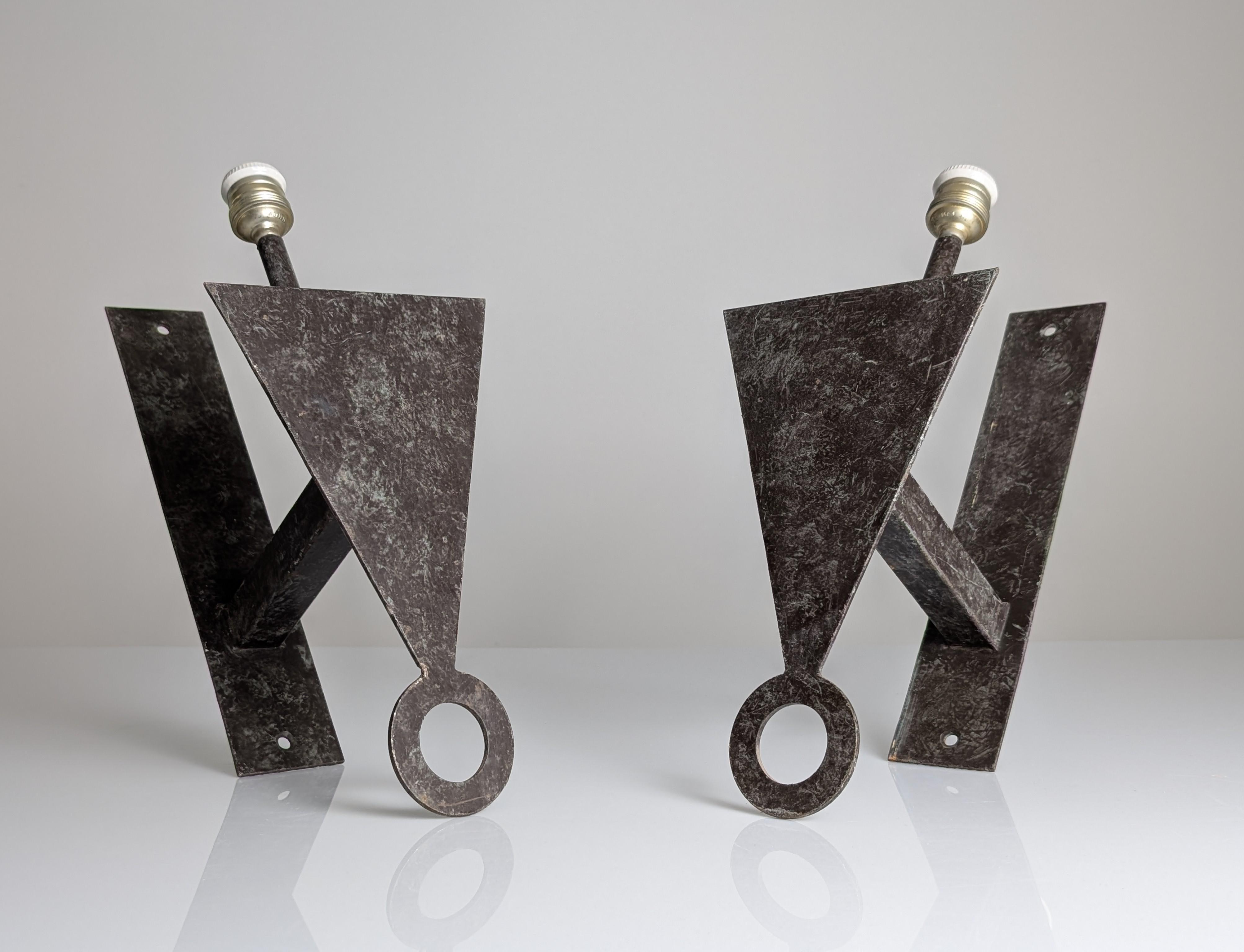 Mid-Century moderno Coppia di applique geometriche brutaliste in ferro, anni '70 in vendita