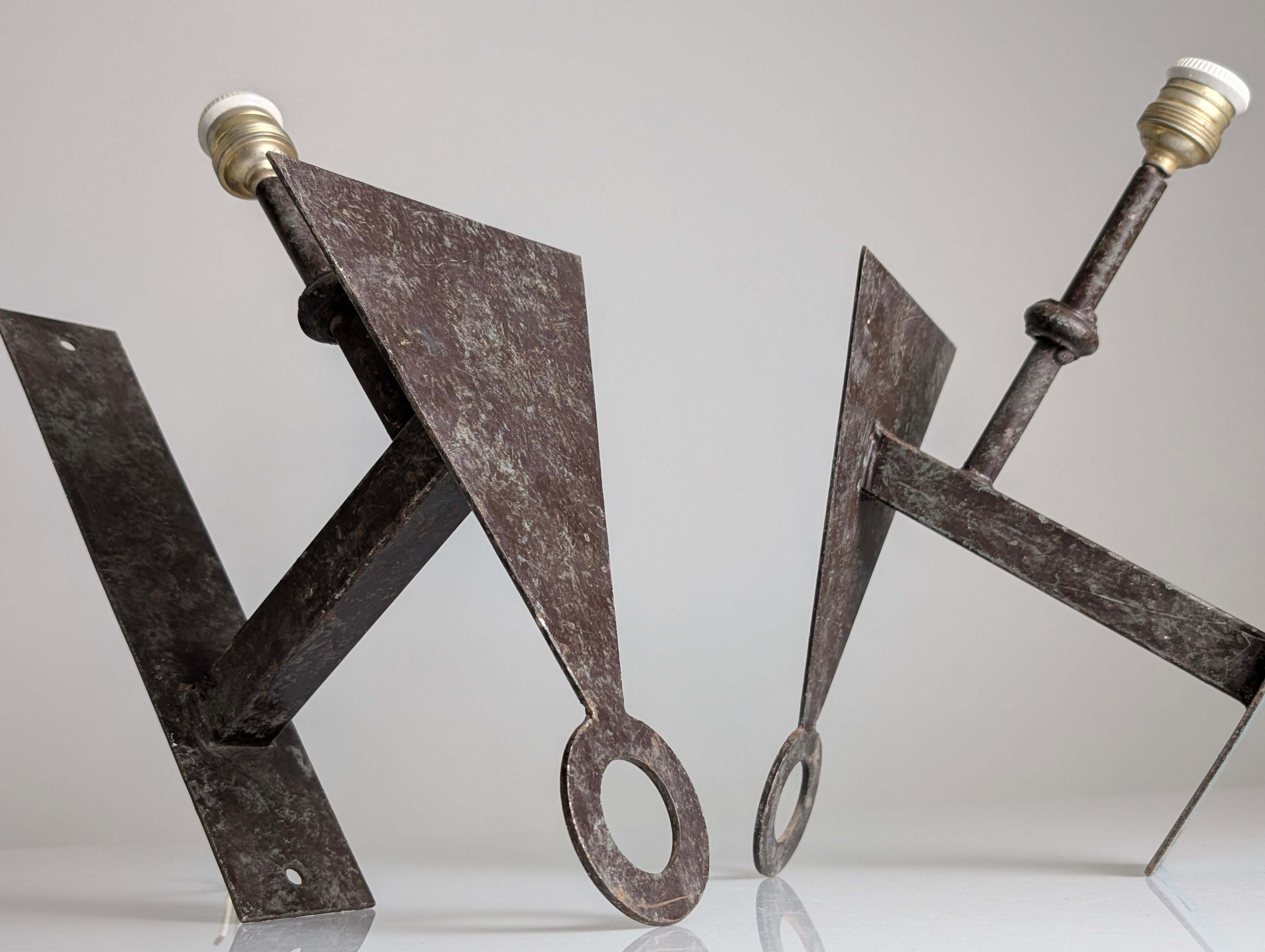 Coppia di applique geometriche brutaliste in ferro, anni '70 In condizioni buone in vendita a Benalmadena, ES