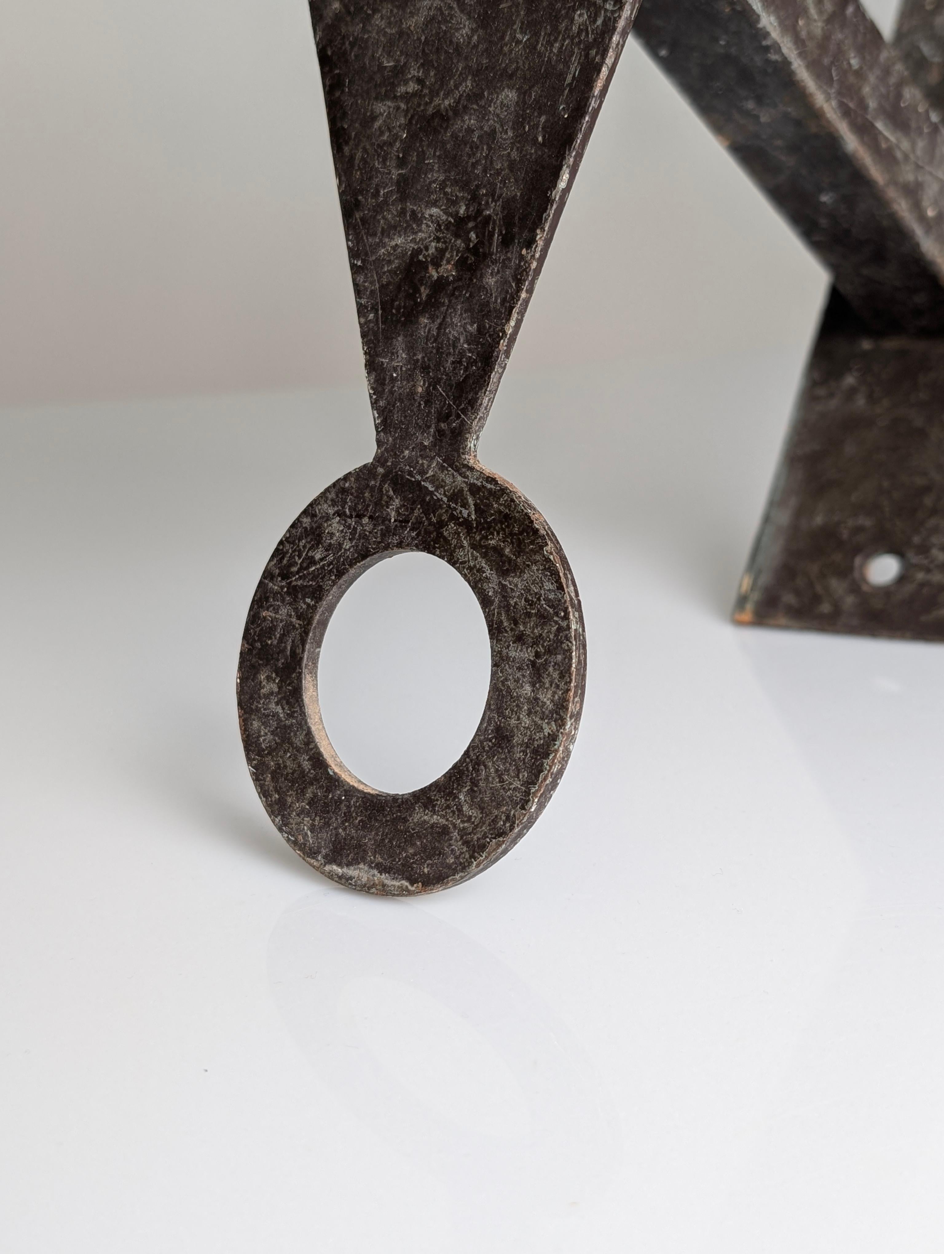 Fine XX secolo Coppia di applique geometriche brutaliste in ferro, anni '70 in vendita