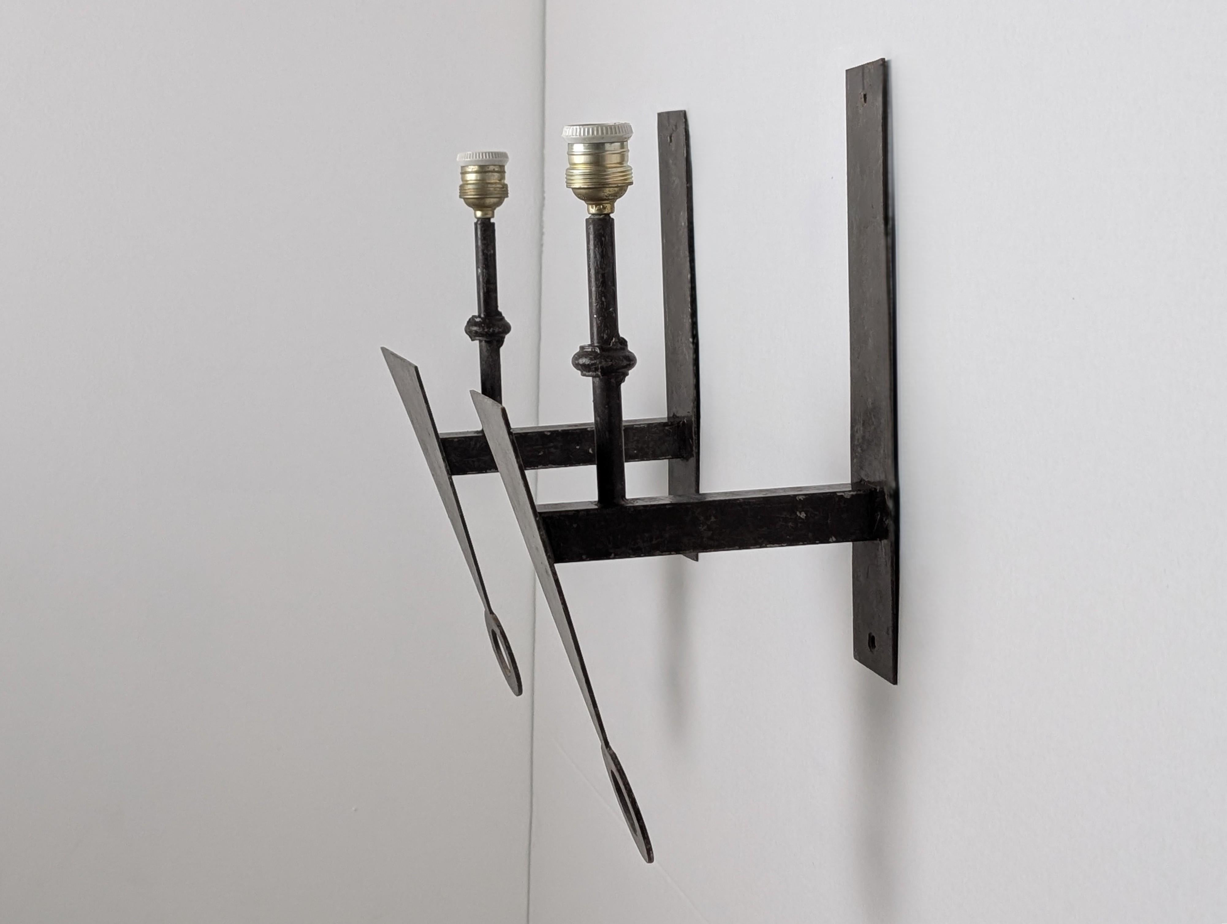 Metallo Coppia di applique geometriche brutaliste in ferro, anni '70 in vendita