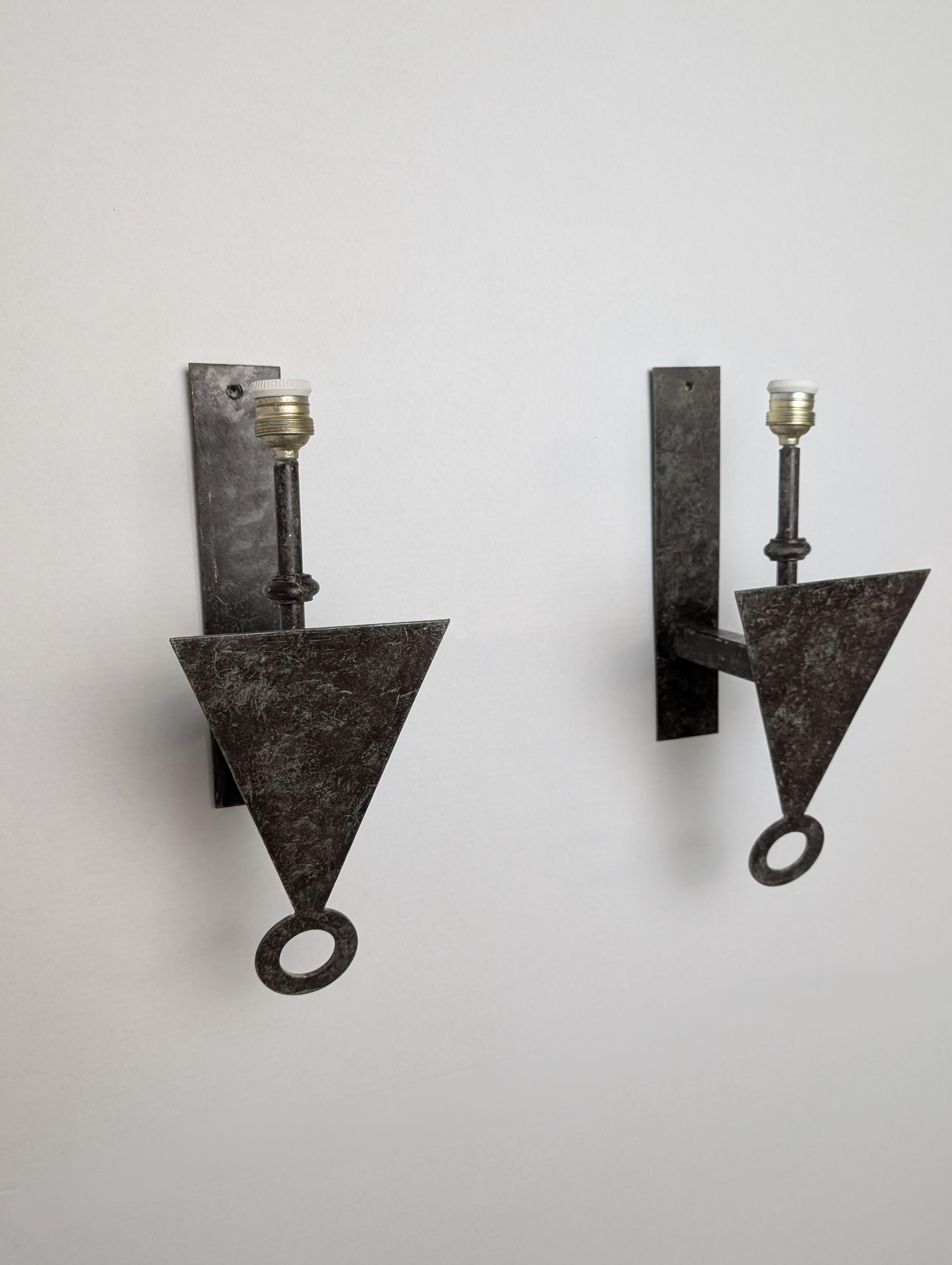 Coppia di applique geometriche brutaliste in ferro, anni '70 in vendita 1