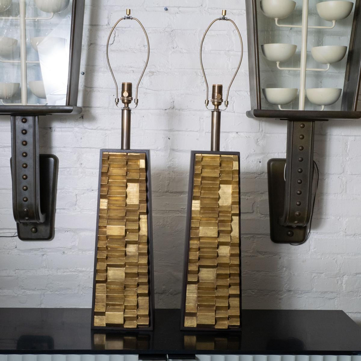 Paire de lampes brutalistes en teck teinté et métal doré à l'or fin 24K par Laurel Lighting Co. 