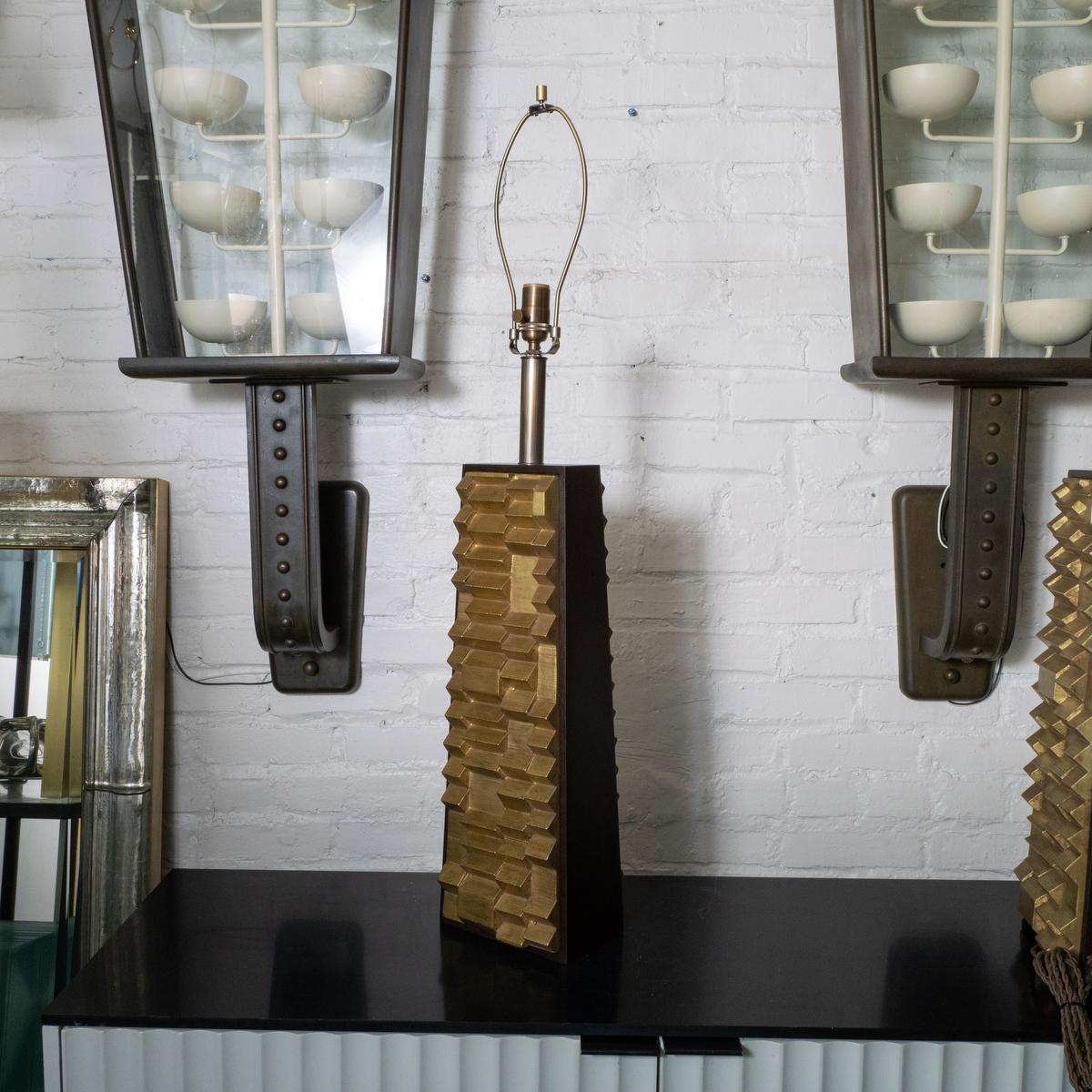 Paire de lampes brutalistes en métal doré de Laurel Lighting Co. Bon état - En vente à Tarrytown, NY