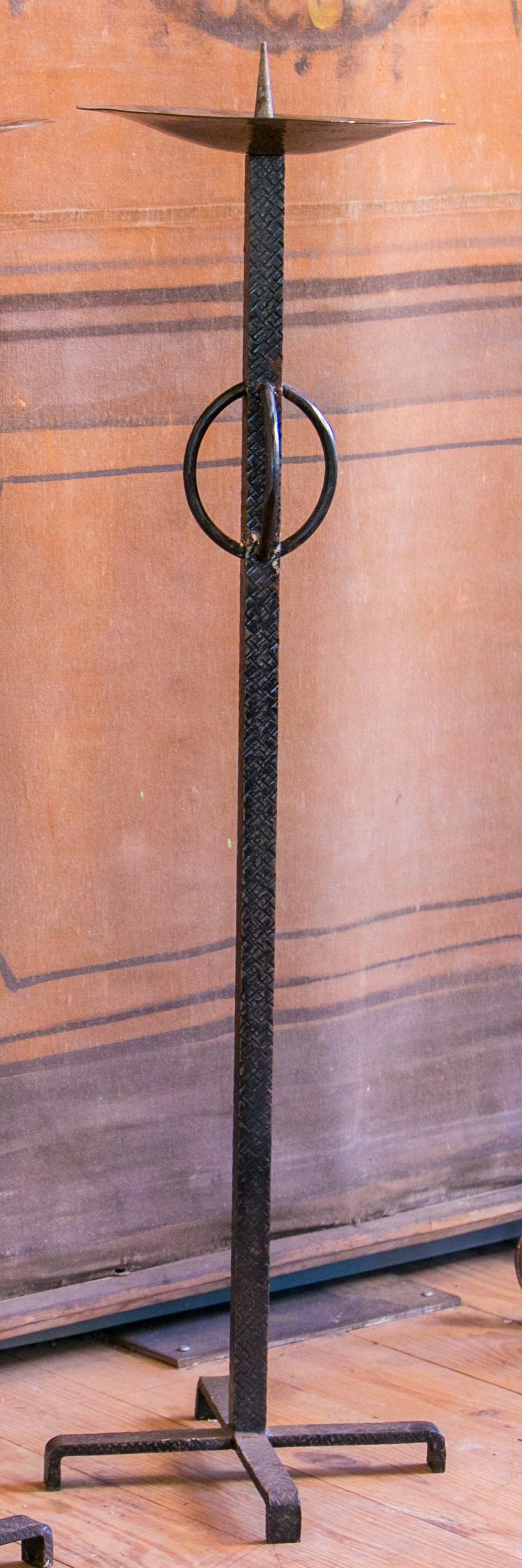 Ein Paar brutalistische Kerzenhalter aus Eisen, handgeschmiedet und mit handgehämmerten Messingbechern versehen. Dieses Paar hübscher Kerzenständer aus Eisen und Messing ist geschmiedet und gehämmert und hat seine ursprüngliche Lackierung - schwarz