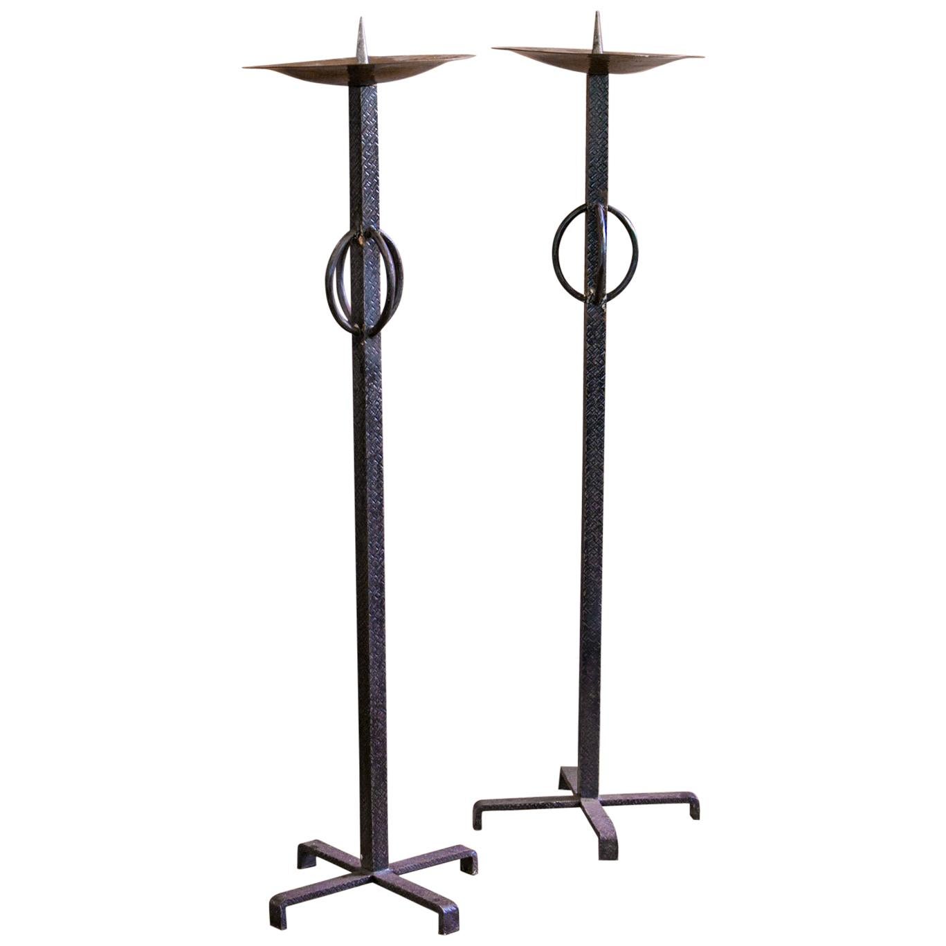 Coppia di candelabri brutalisti in ferro