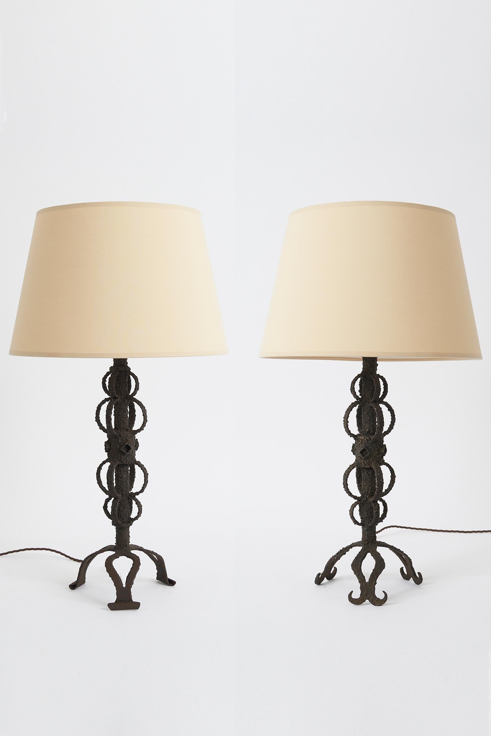 A pair of brutalist wrought iron table lamps.
Spain, mid 20th Century
With the shade: 66.5 cm high by 35.5 cm diameter
Lamp base only: 50 cm high by 21 cm diameter