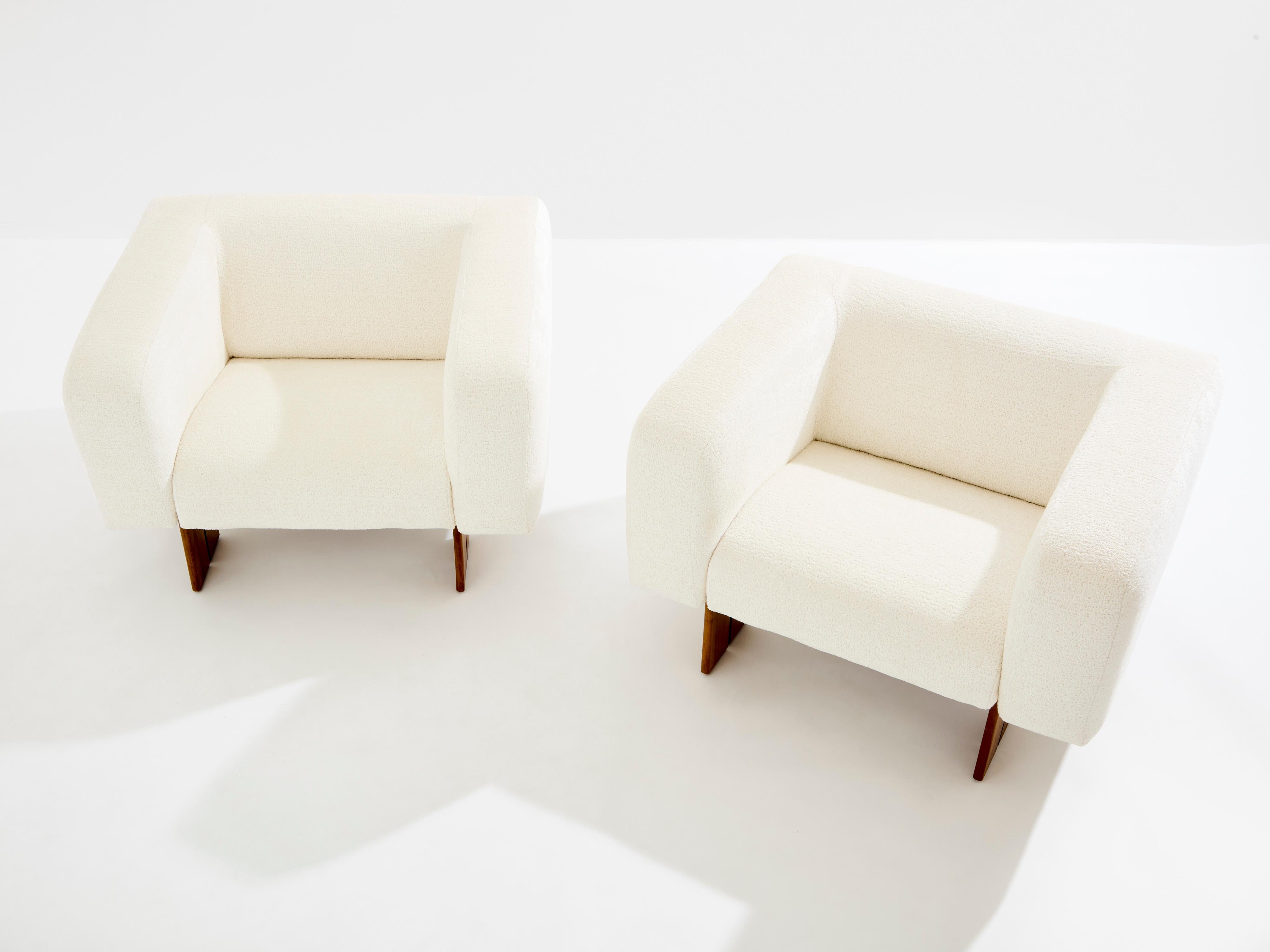 Mid-Century Modern Pair of brutalist Italian armchairs walnut and chenille velvet 1960s For Sale