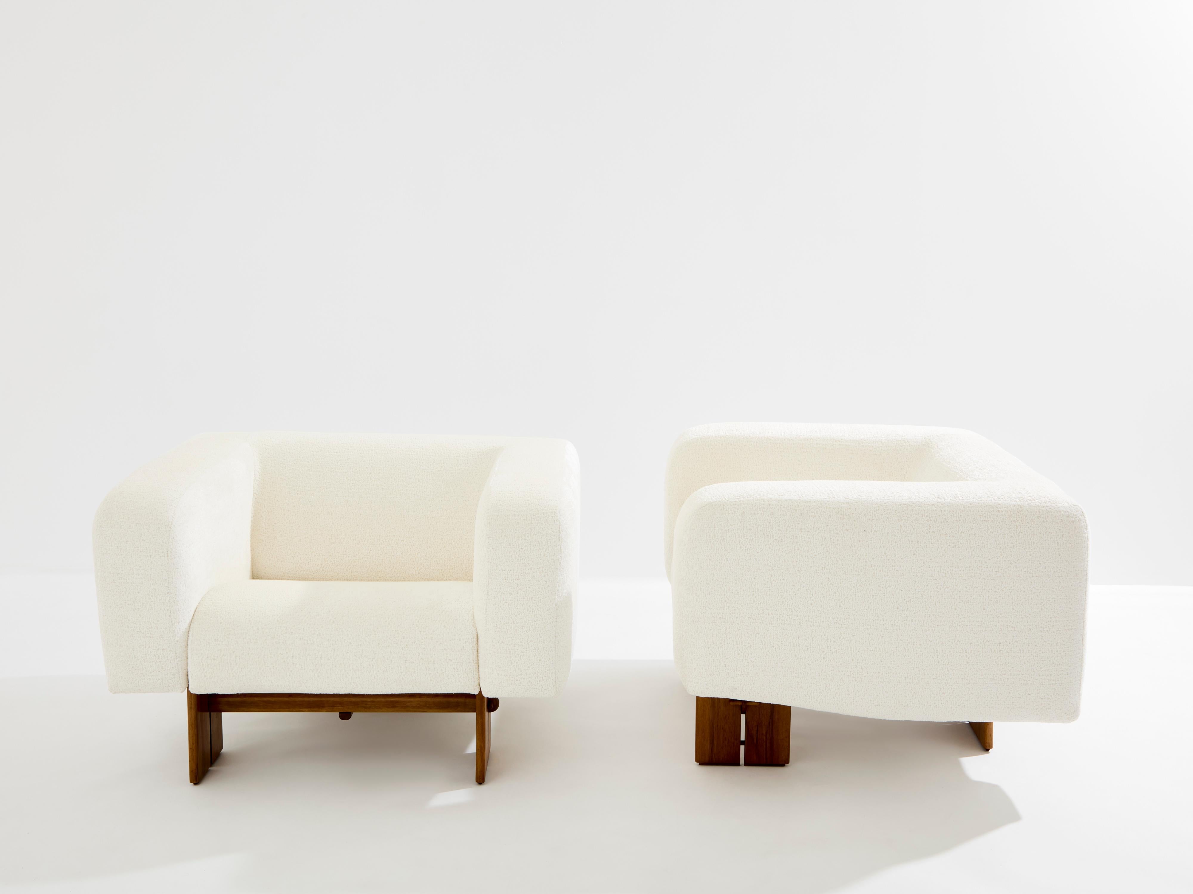 Pair of brutalist Italian armchairs walnut and chenille velvet 1960s In Good Condition For Sale In Paris, IDF