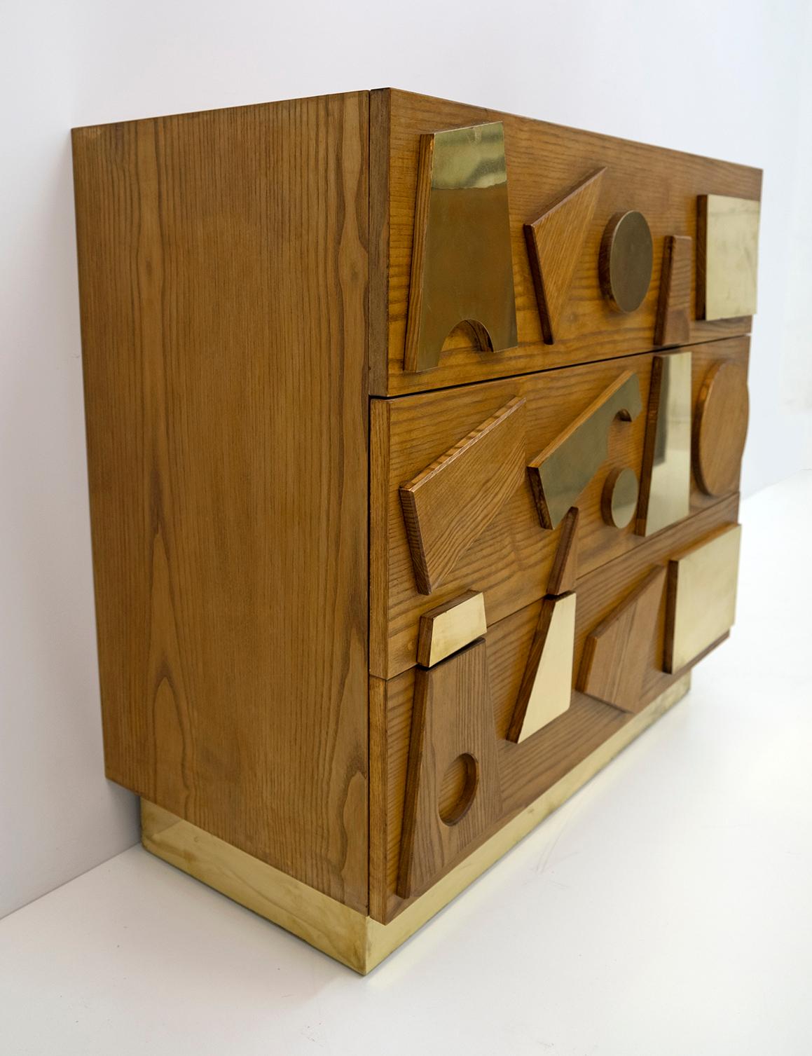 Pair of Brutalist Italian Ash Tree and Brass Chest of Drawers For Sale 7