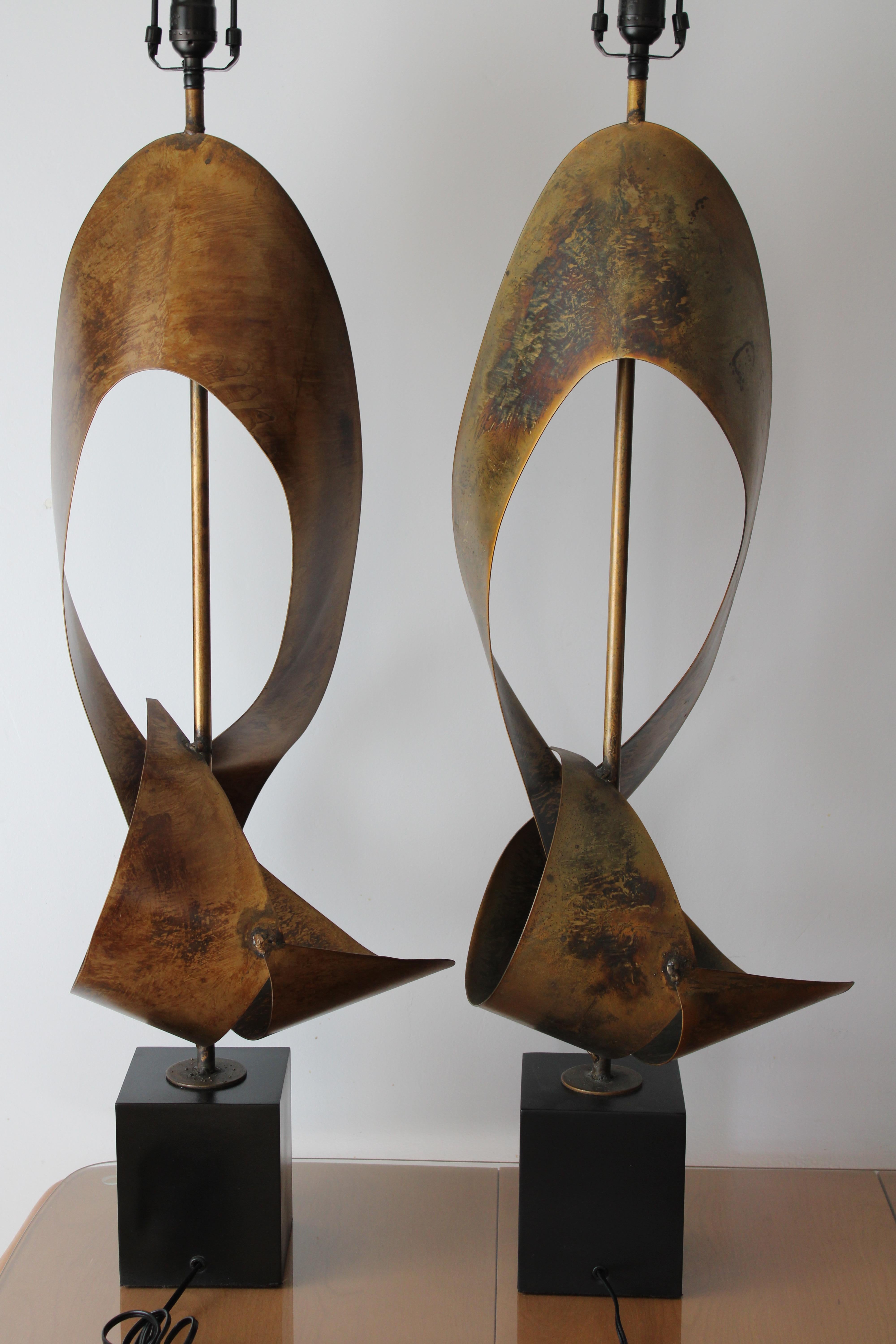 Acier ajouré Paire de lampes brutalistes de Richard Barr et Harold Weiss pour la Laurel Lamp Co en vente