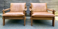 Paar brutalistische Leder- und Holzsessel im Stil von Jean Gillon, 1960er Jahre