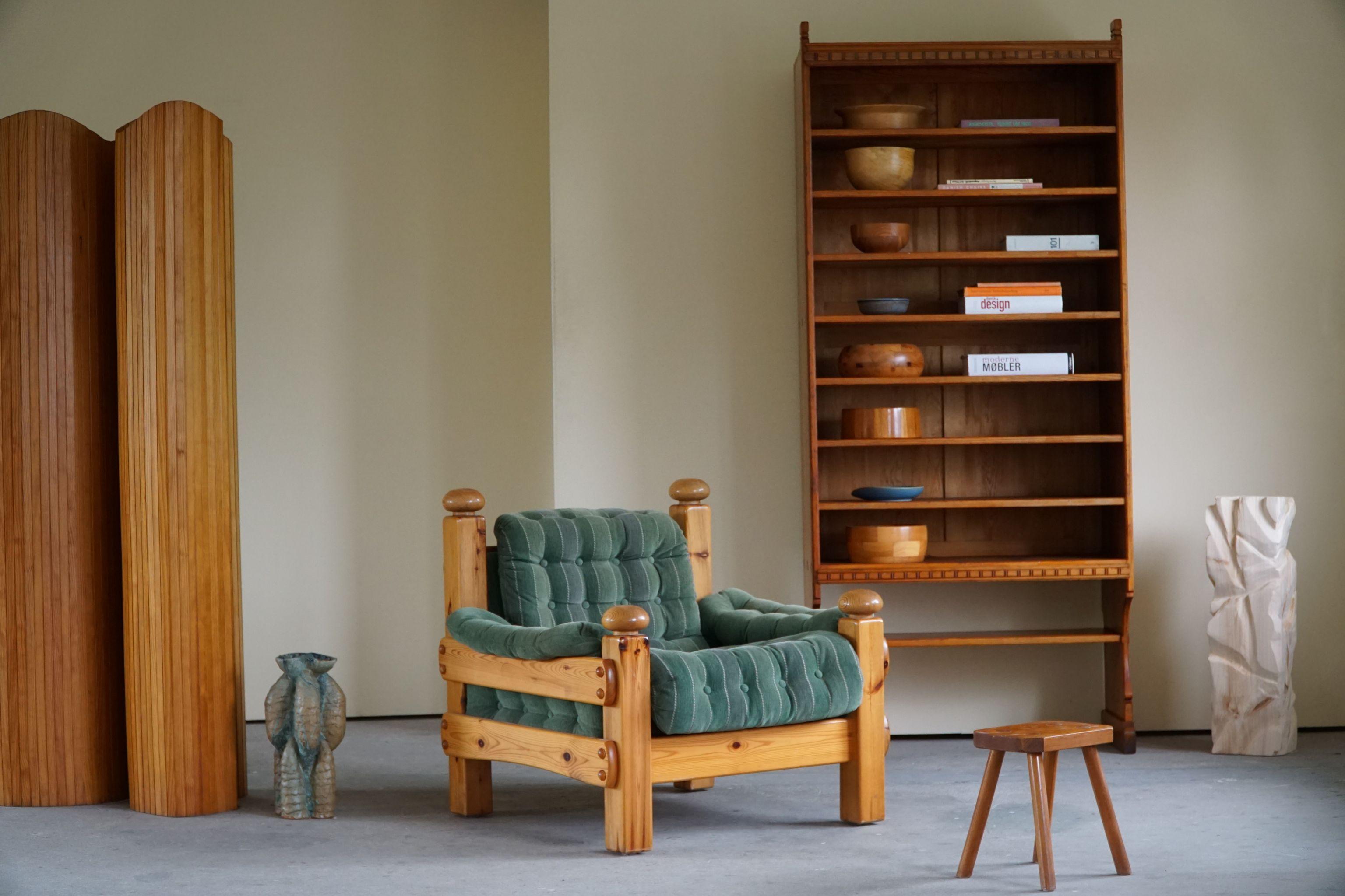 Une paire de chaises longues sculpturales en pin massif, tapissées de tissu vintage. 
Attribué au designer suédois Sven Larsson. Fabriqué dans les années 1970.

Cette paire s'accordera avec de nombreux styles d'intérieur. Une décoration