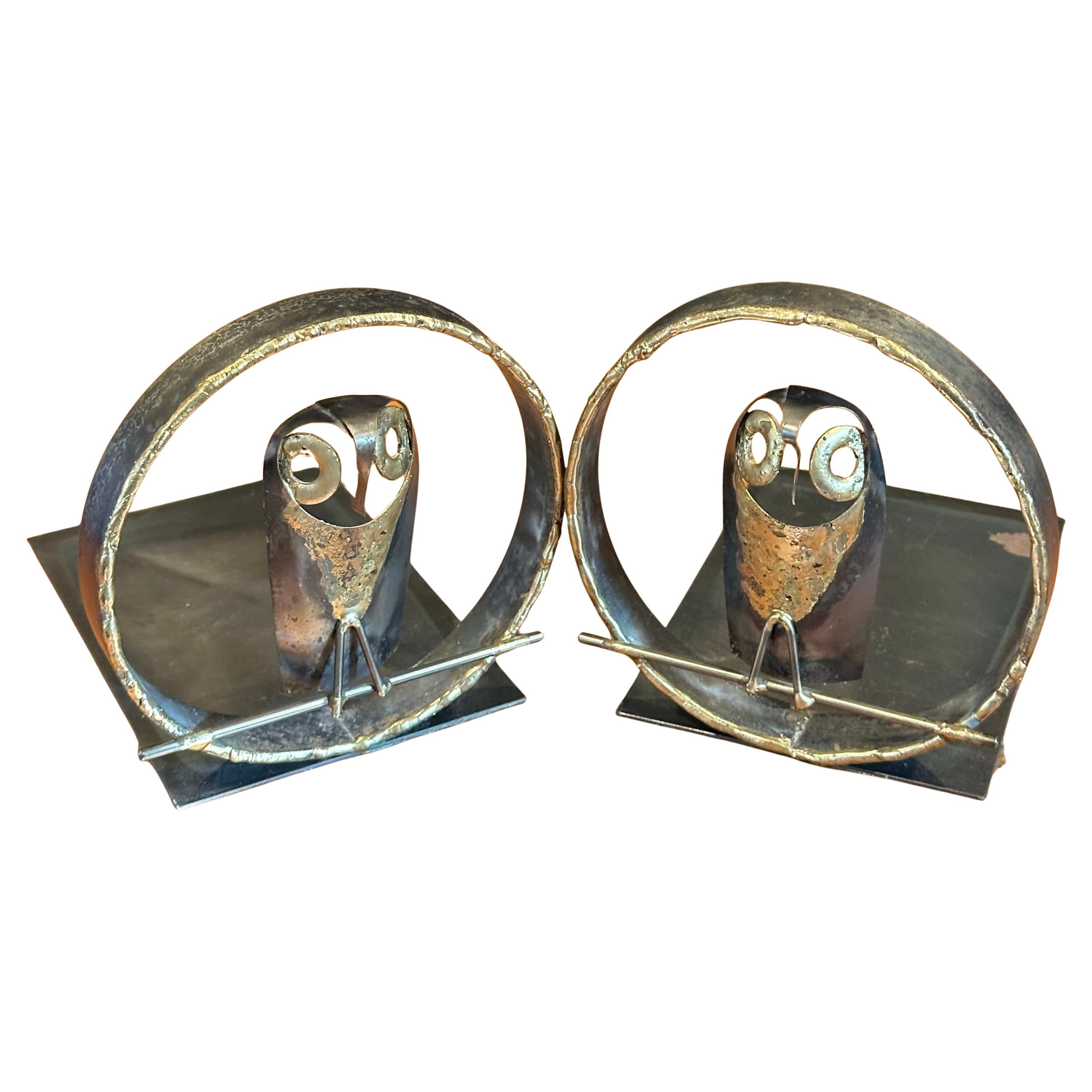 Rara coppia di fermalibri gufo in metallo misto in stile brutalista MCM di Jarnuszkiewicz et Michel, anni '60 circa. I fermalibri sono solidi, con un'ottima patina e un'ottima qualità.  misura 12,5 