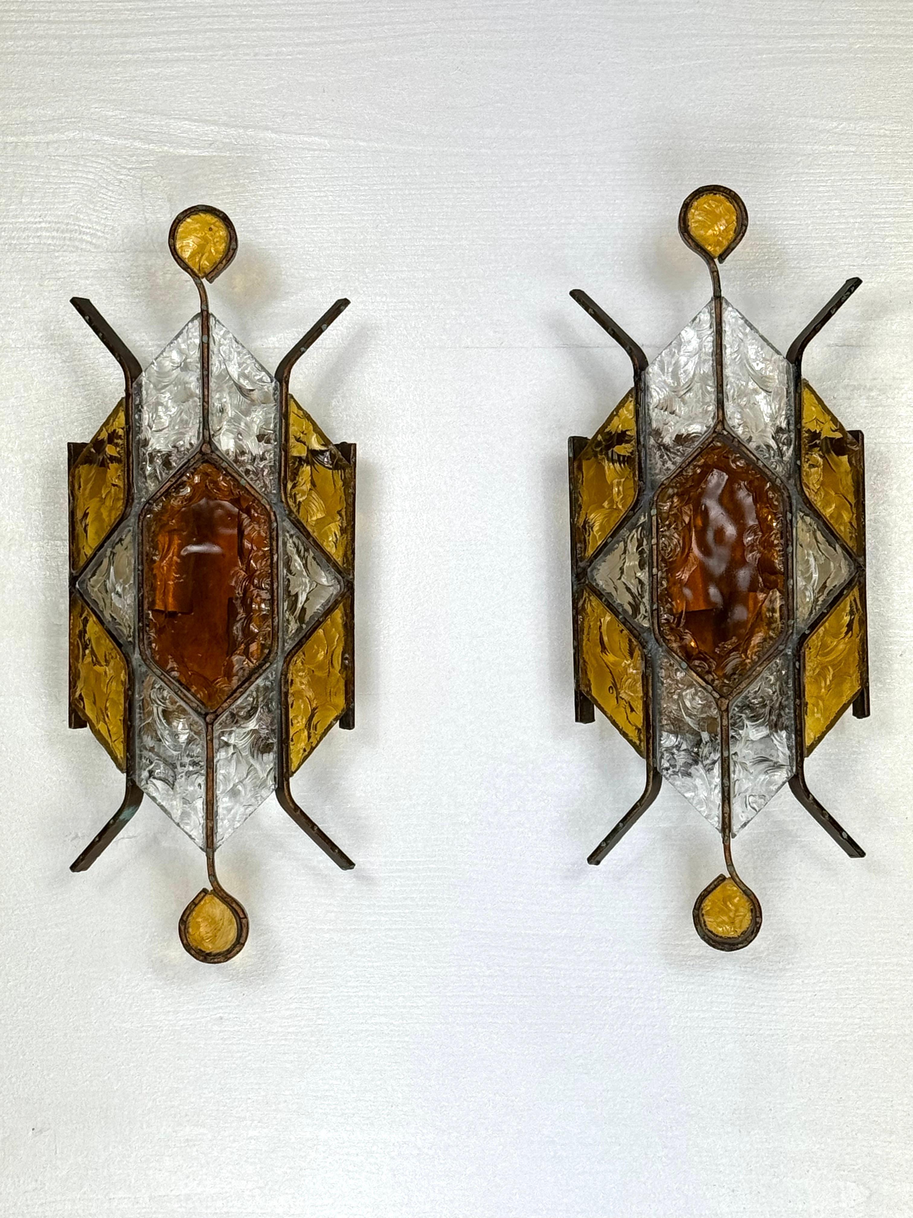 Set of two wall lamps in hammered thick murano glass and metal. Produced in Italy by Poliarte.
Very good vintage condition with normal trace of age and use. Full working with EU standard, adaptable on demand for USA standard.