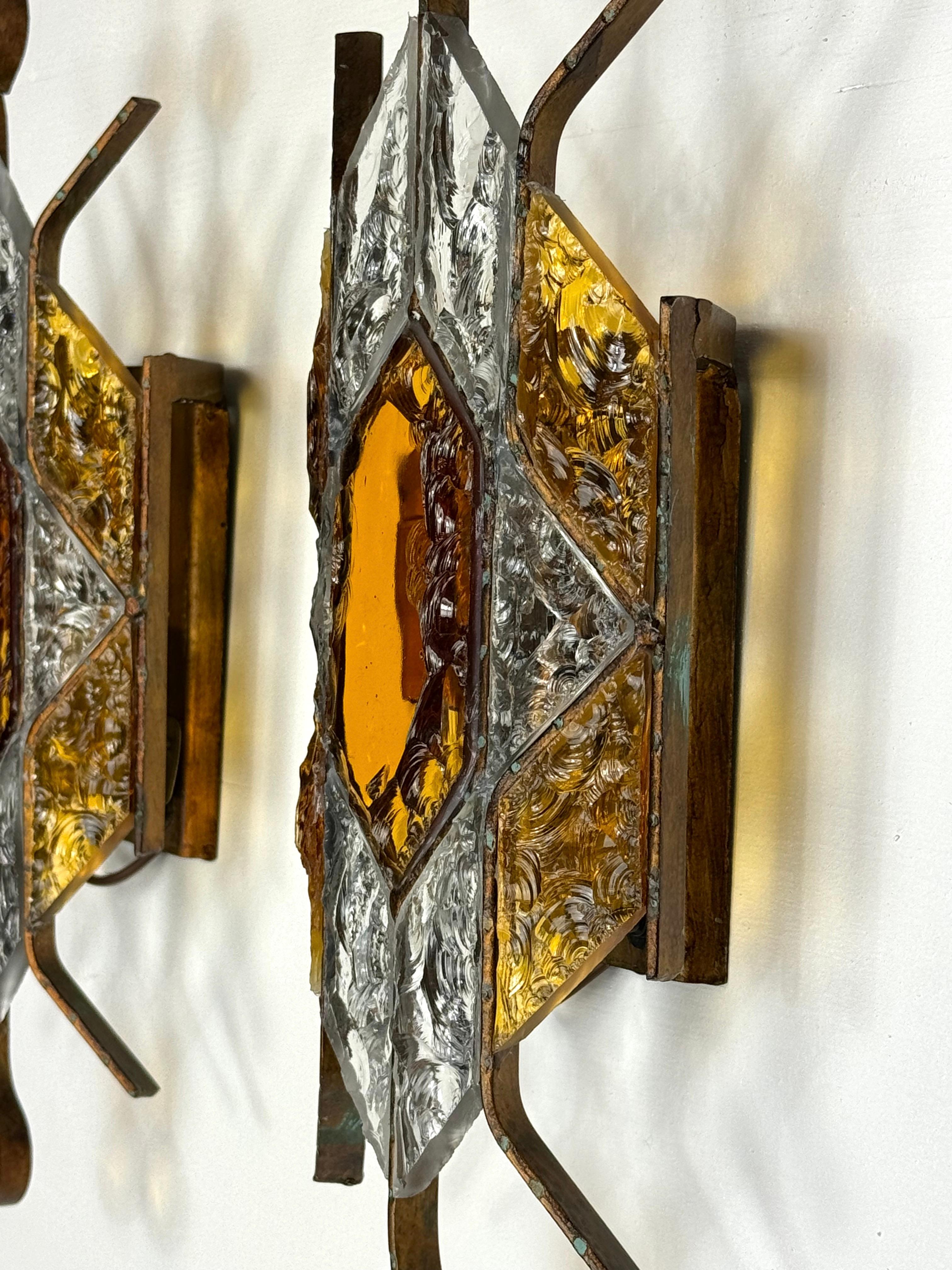 Pair of brutalist murano glass sconces by Poliarte. Italy 1970s. In Good Condition For Sale In Catania, CT