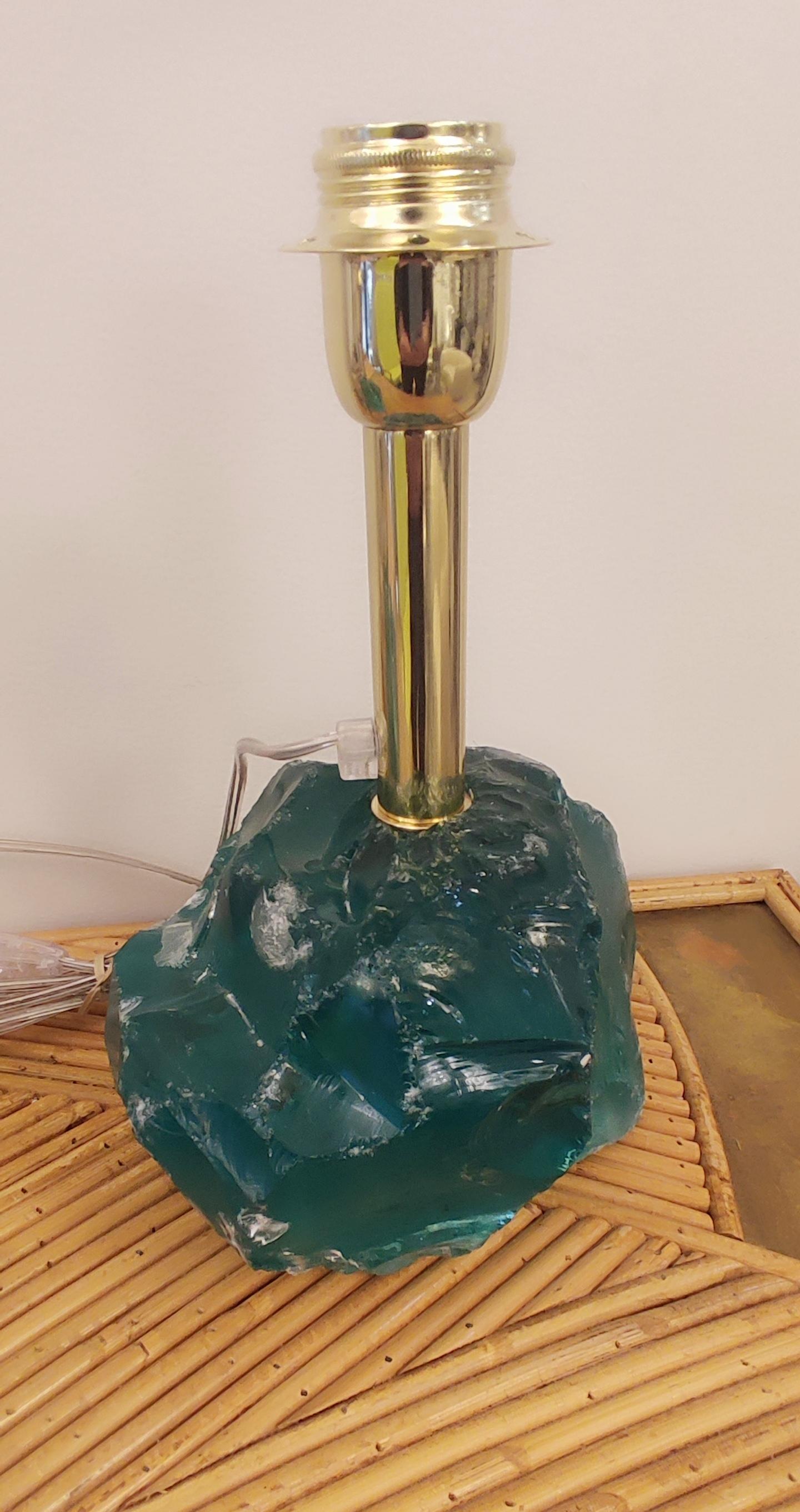 Paire de lampes de table Brutalist en verre de Murano, composées d'un bloc de verre turquoise.
Câblé pour l'Europe et les États-Unis
une H 31 cm, l'autre 29 cm